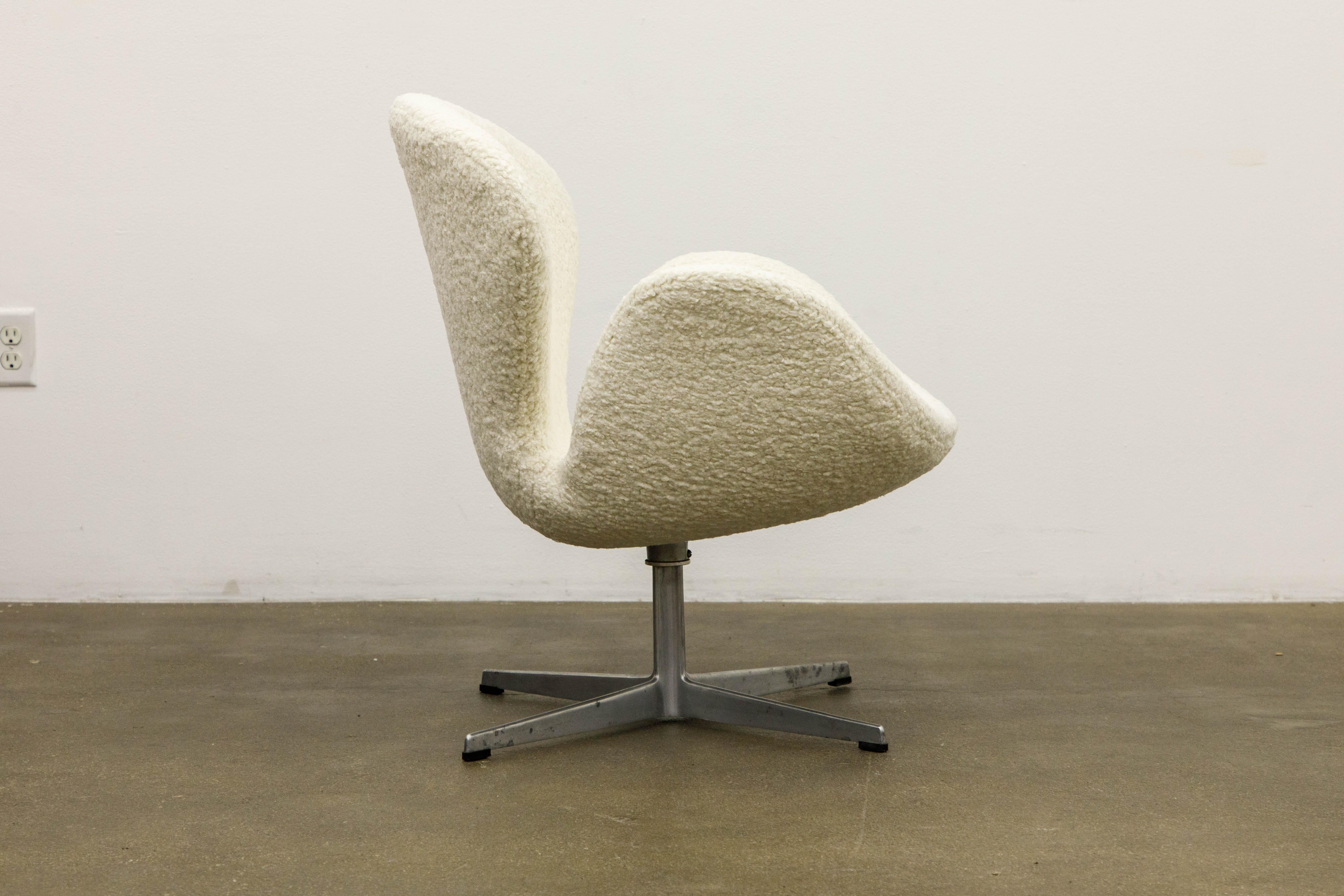 'Swan' Chairs in Bouclé by Arne Jacobsen for Fritz Hansen, Signed and Dated 1969 3