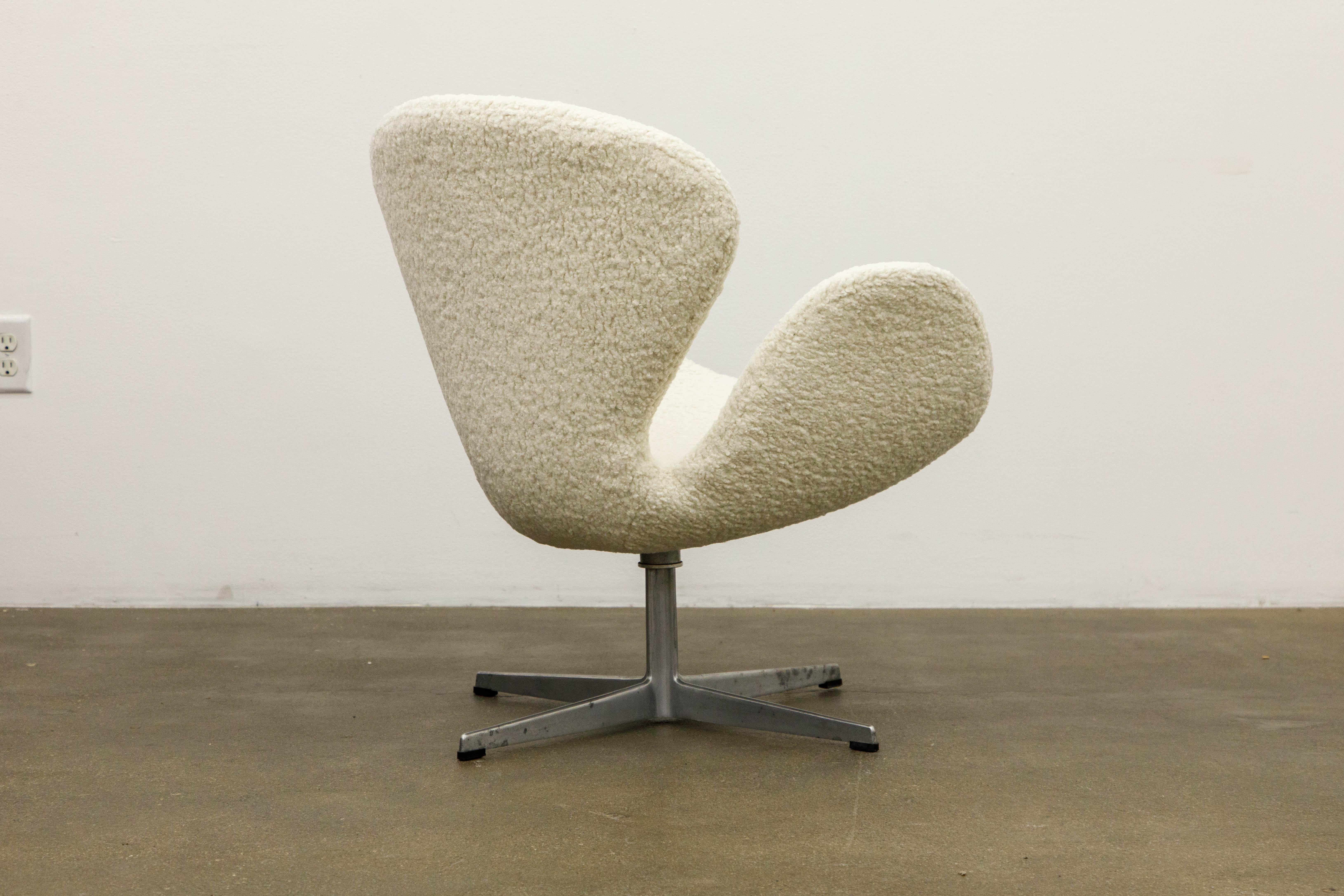 'Swan' Chairs in Bouclé by Arne Jacobsen for Fritz Hansen, Signed and Dated 1969 4