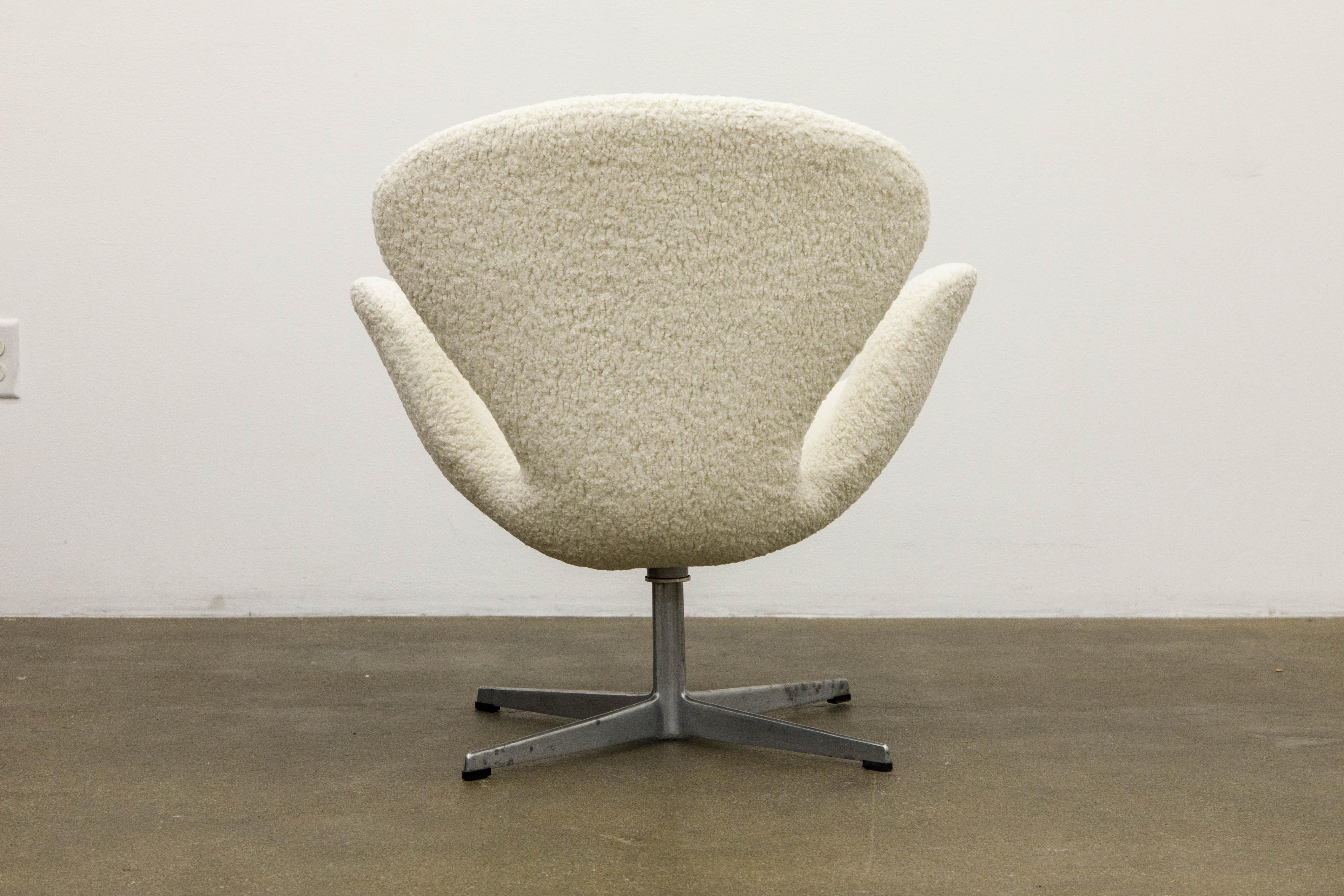 'Swan' Chairs in Bouclé by Arne Jacobsen for Fritz Hansen, Signed and Dated 1969 5