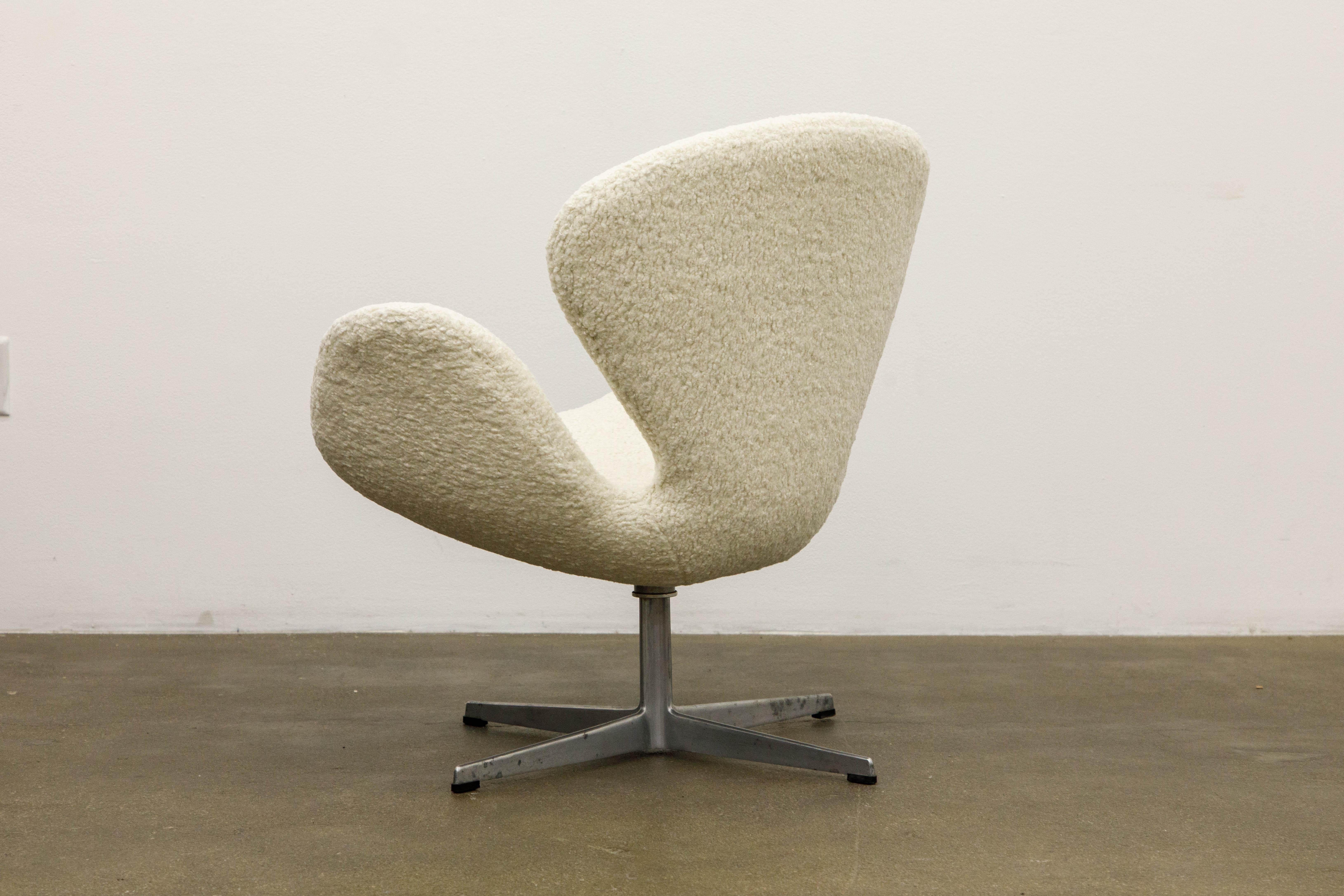 'Swan' Chairs in Bouclé by Arne Jacobsen for Fritz Hansen, Signed and Dated 1969 6