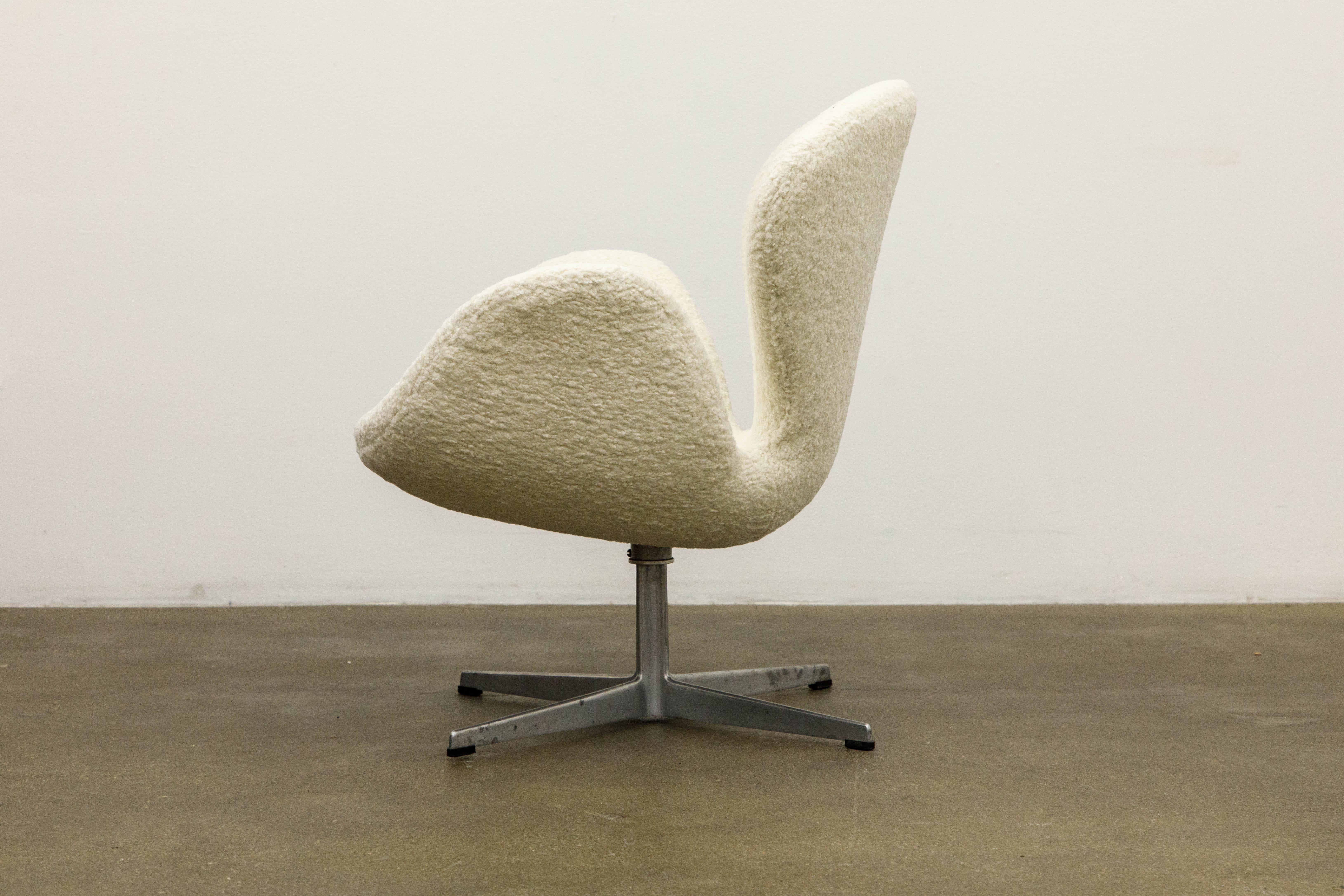 'Swan' Chairs in Bouclé by Arne Jacobsen for Fritz Hansen, Signed and Dated 1969 7