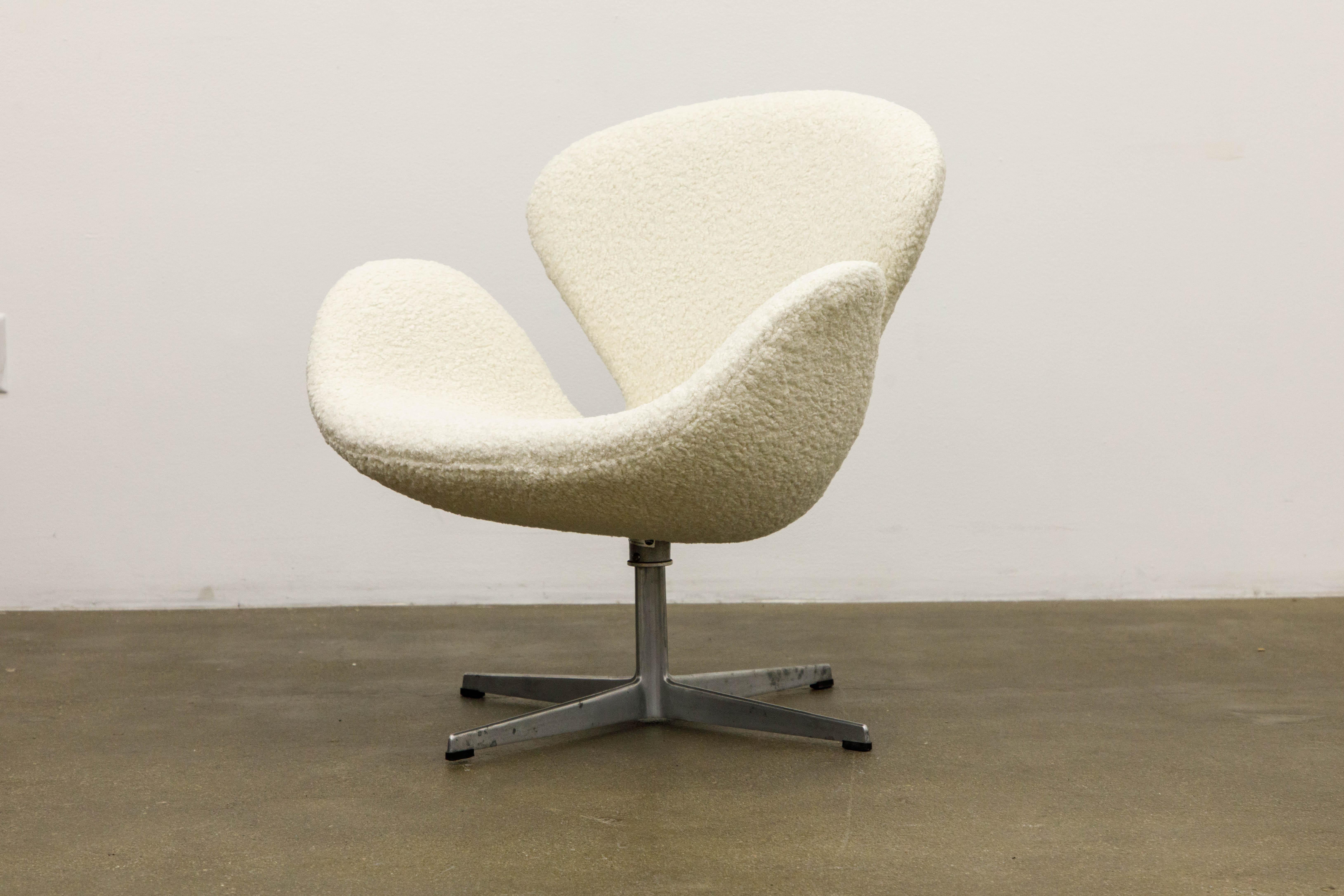 'Swan' Chairs in Bouclé by Arne Jacobsen for Fritz Hansen, Signed and Dated 1969 8