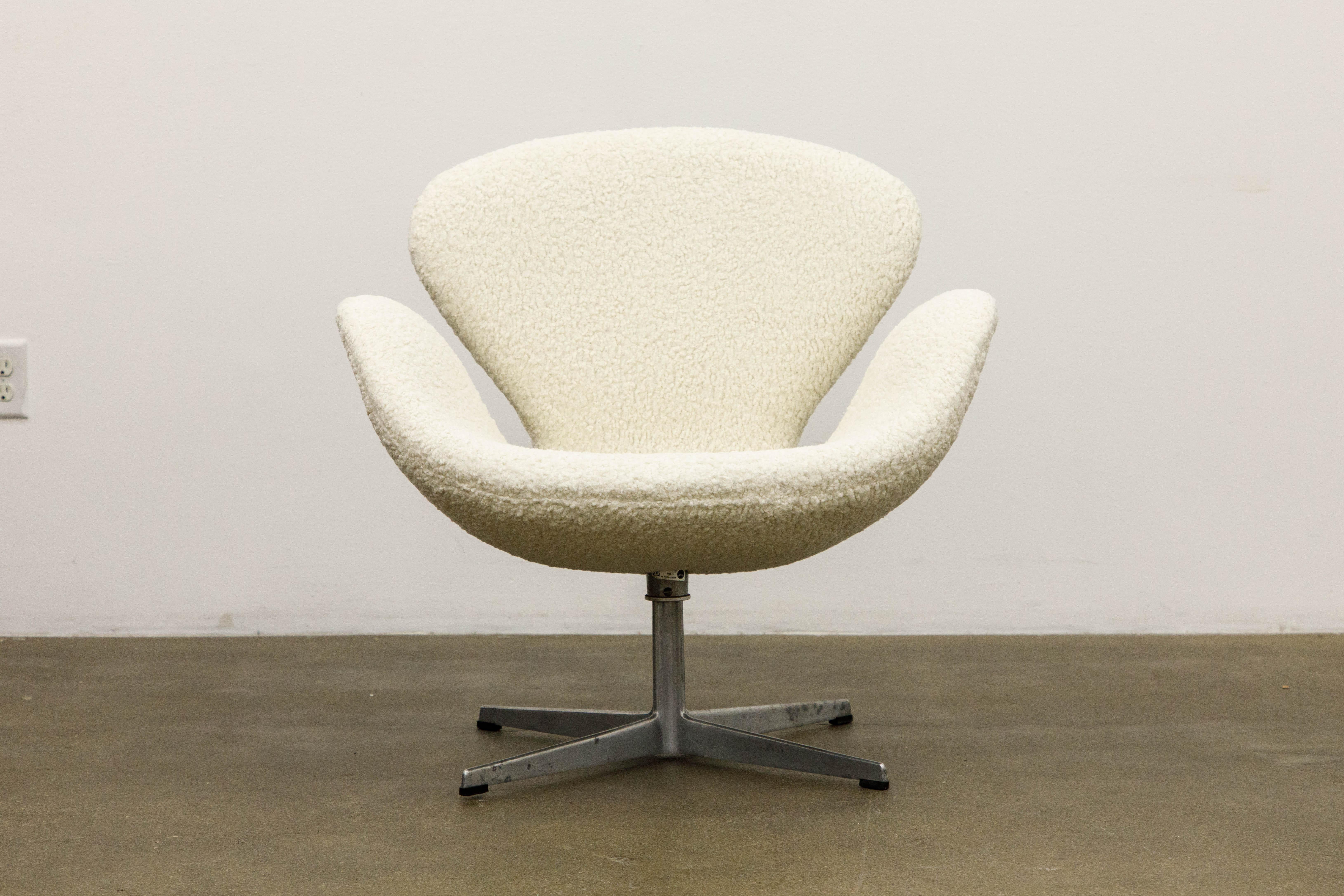 'Swan' Chairs in Bouclé by Arne Jacobsen for Fritz Hansen, Signed and Dated 1969 9