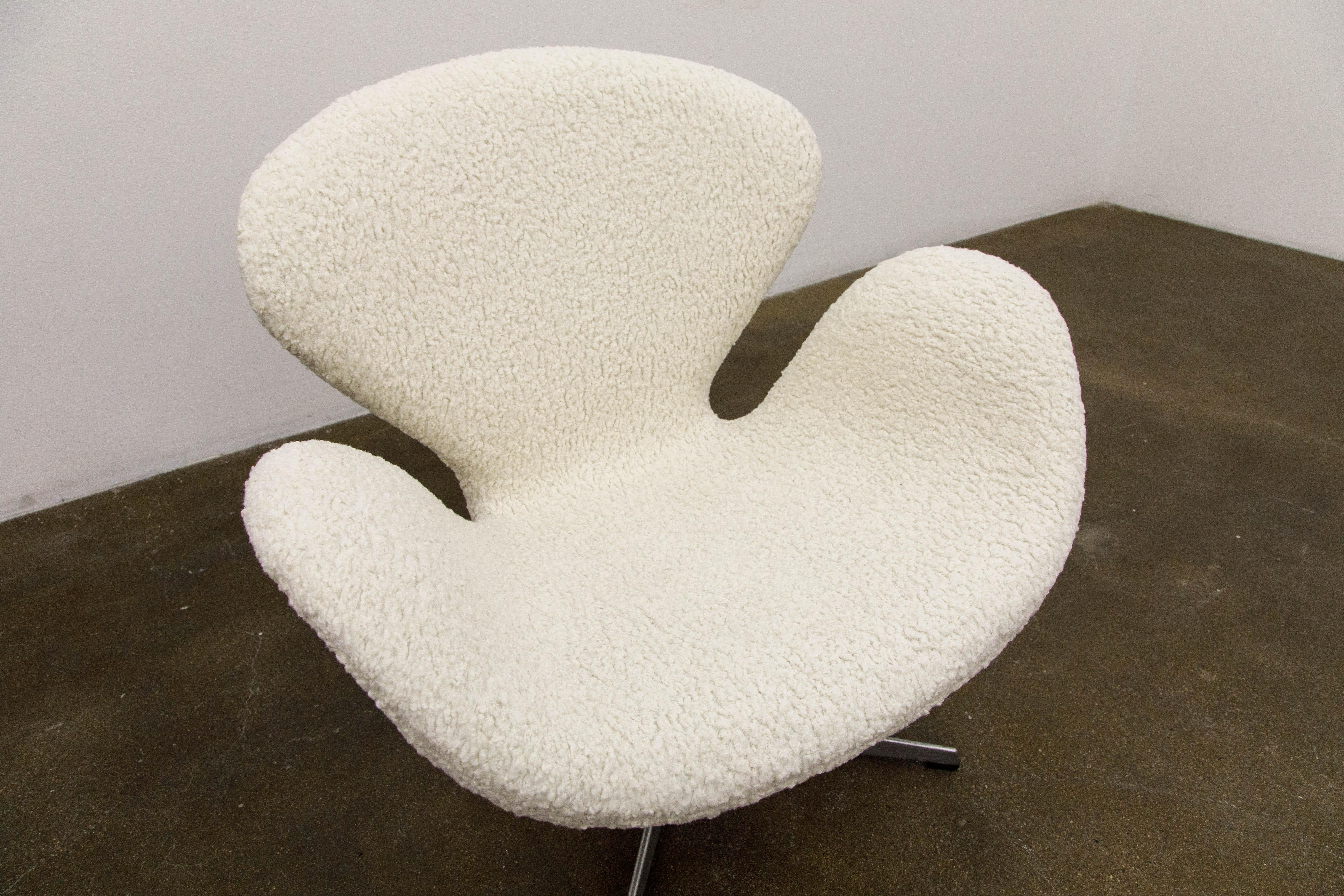 'Swan' Chairs in Bouclé by Arne Jacobsen for Fritz Hansen, Signed and Dated 1969 10