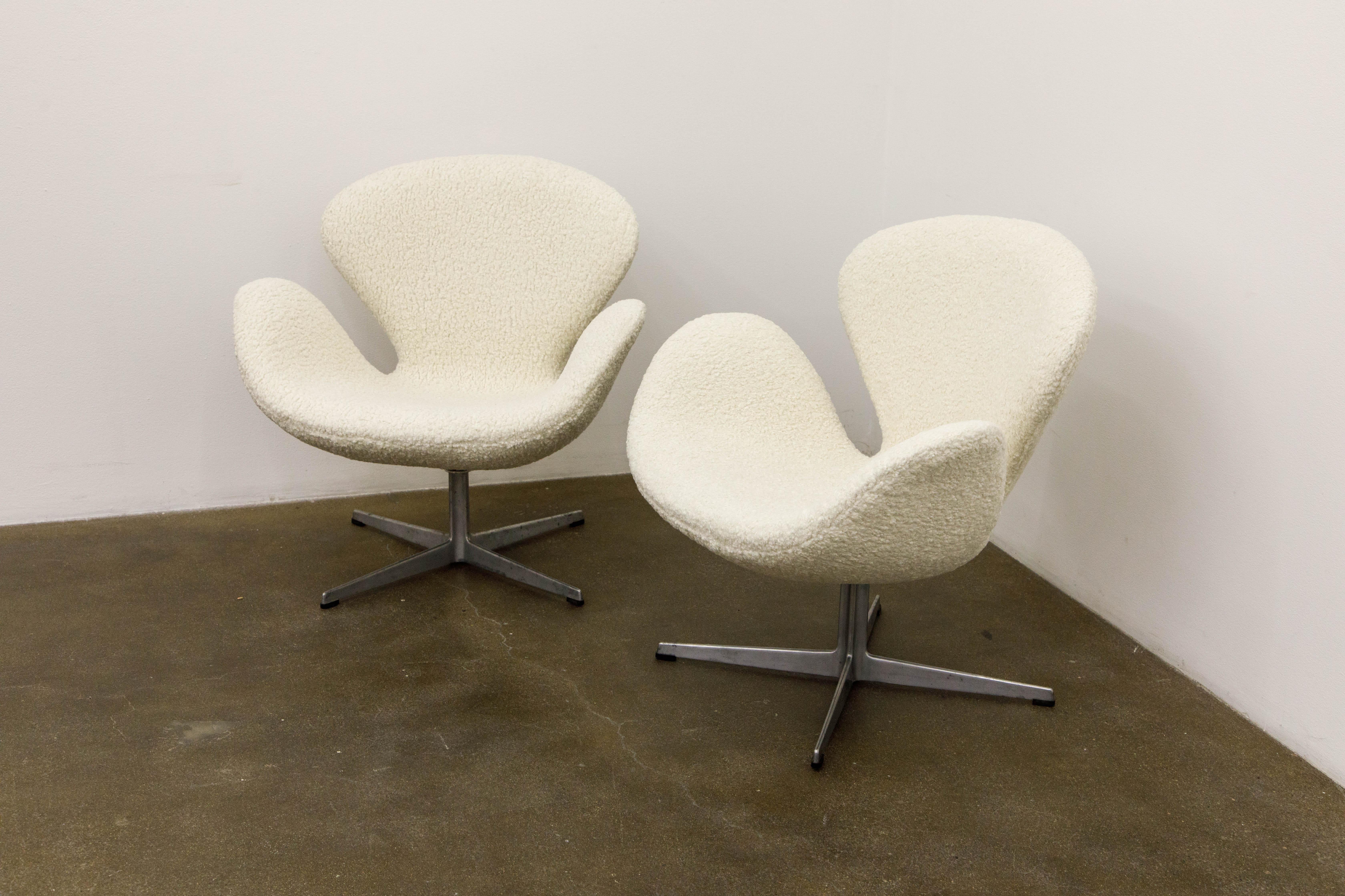 Danish 'Swan' Chairs in Bouclé by Arne Jacobsen for Fritz Hansen, Signed and Dated 1969