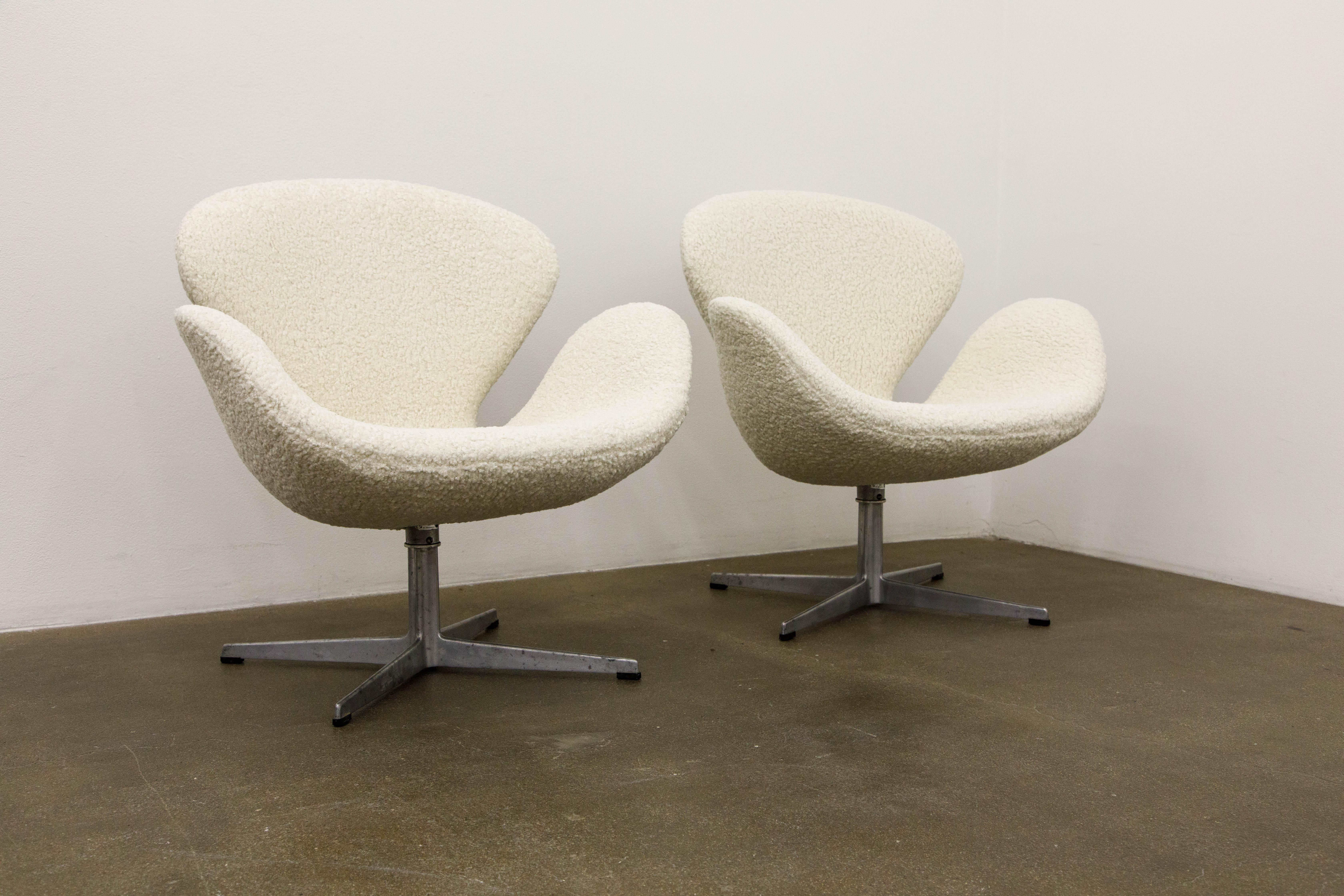 'Swan' Chairs in Bouclé by Arne Jacobsen for Fritz Hansen, Signed and Dated 1969 In Excellent Condition In Los Angeles, CA