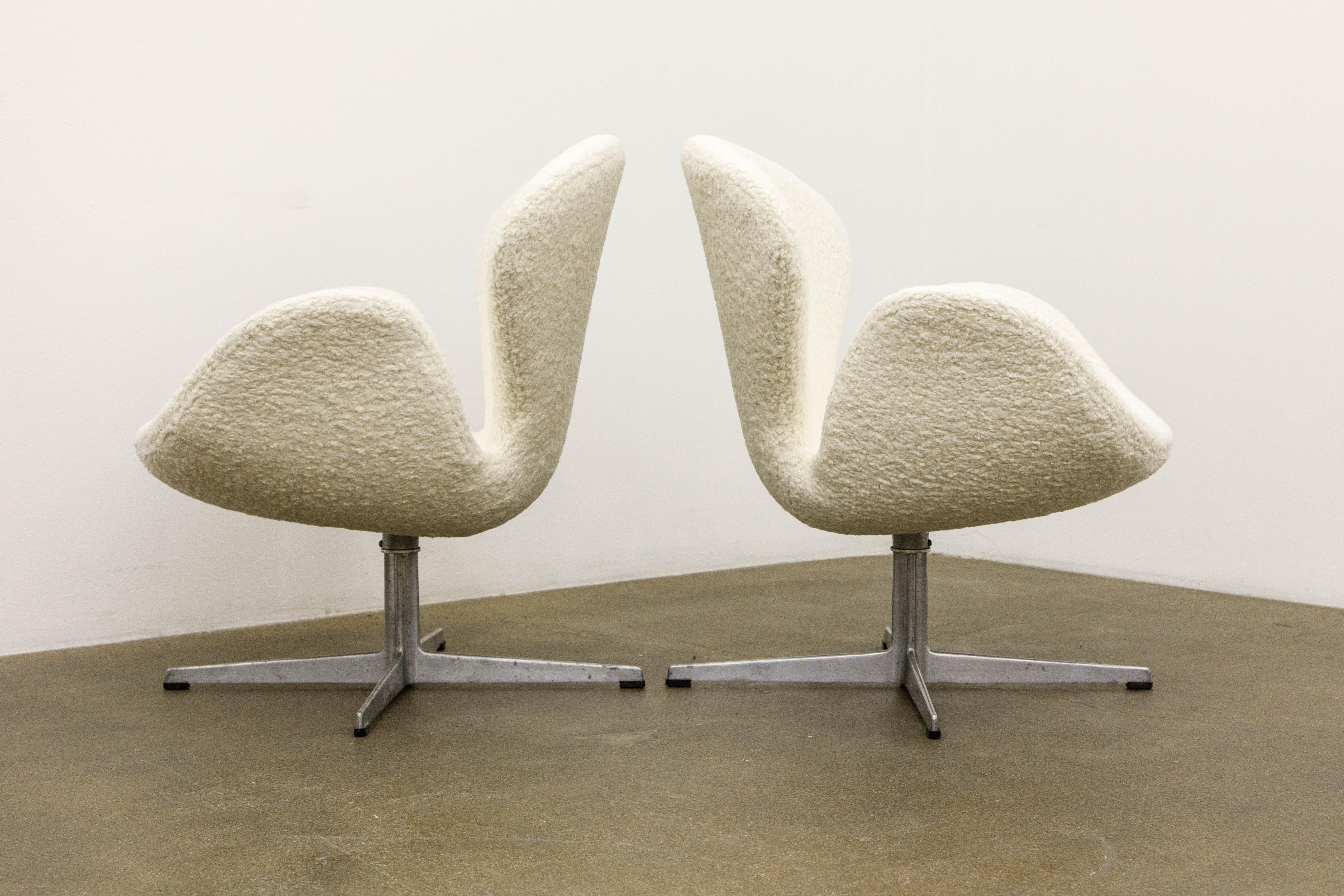 Aluminum 'Swan' Chairs in Bouclé by Arne Jacobsen for Fritz Hansen, Signed and Dated 1969