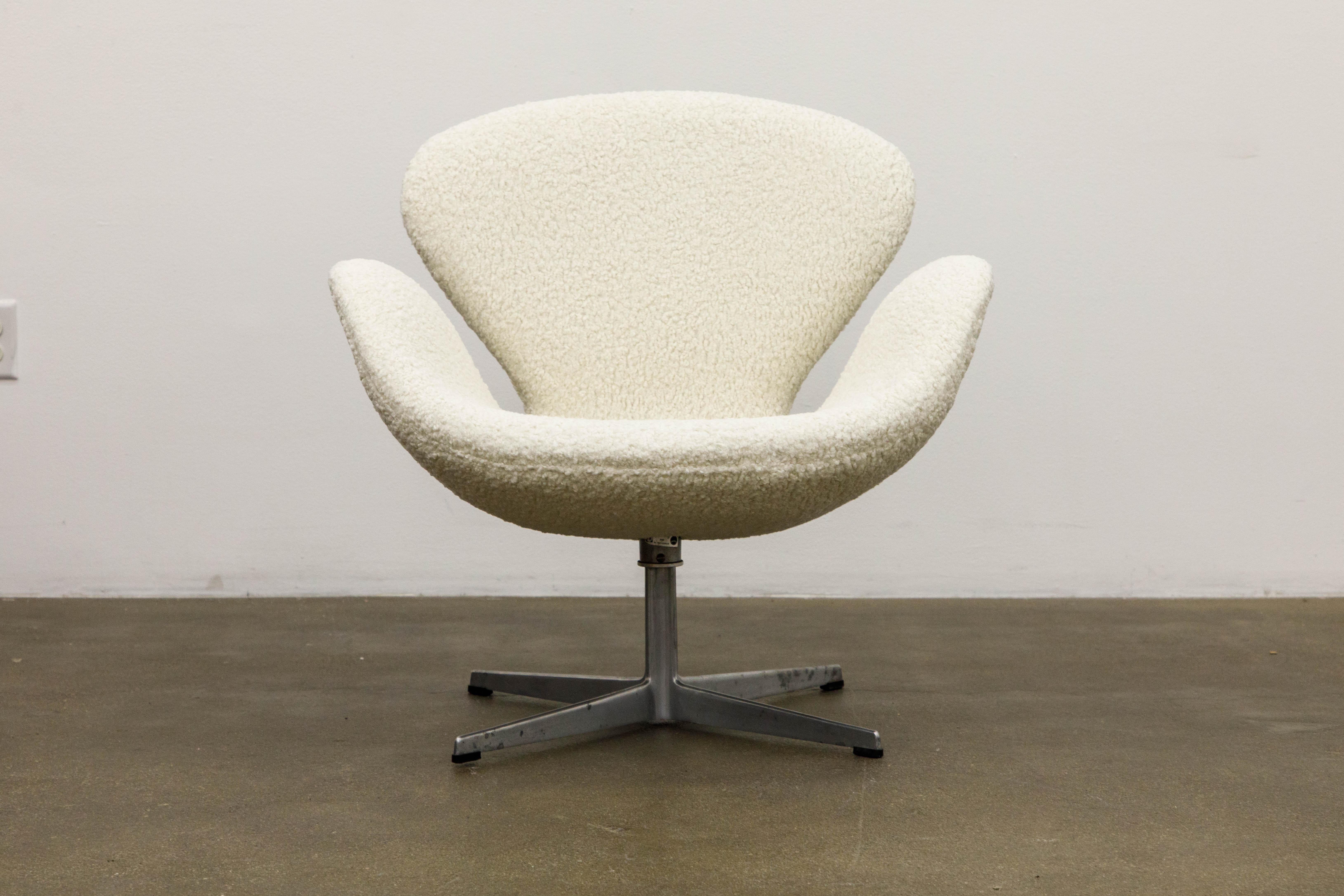 'Swan' Chairs in Bouclé by Arne Jacobsen for Fritz Hansen, Signed and Dated 1969 1