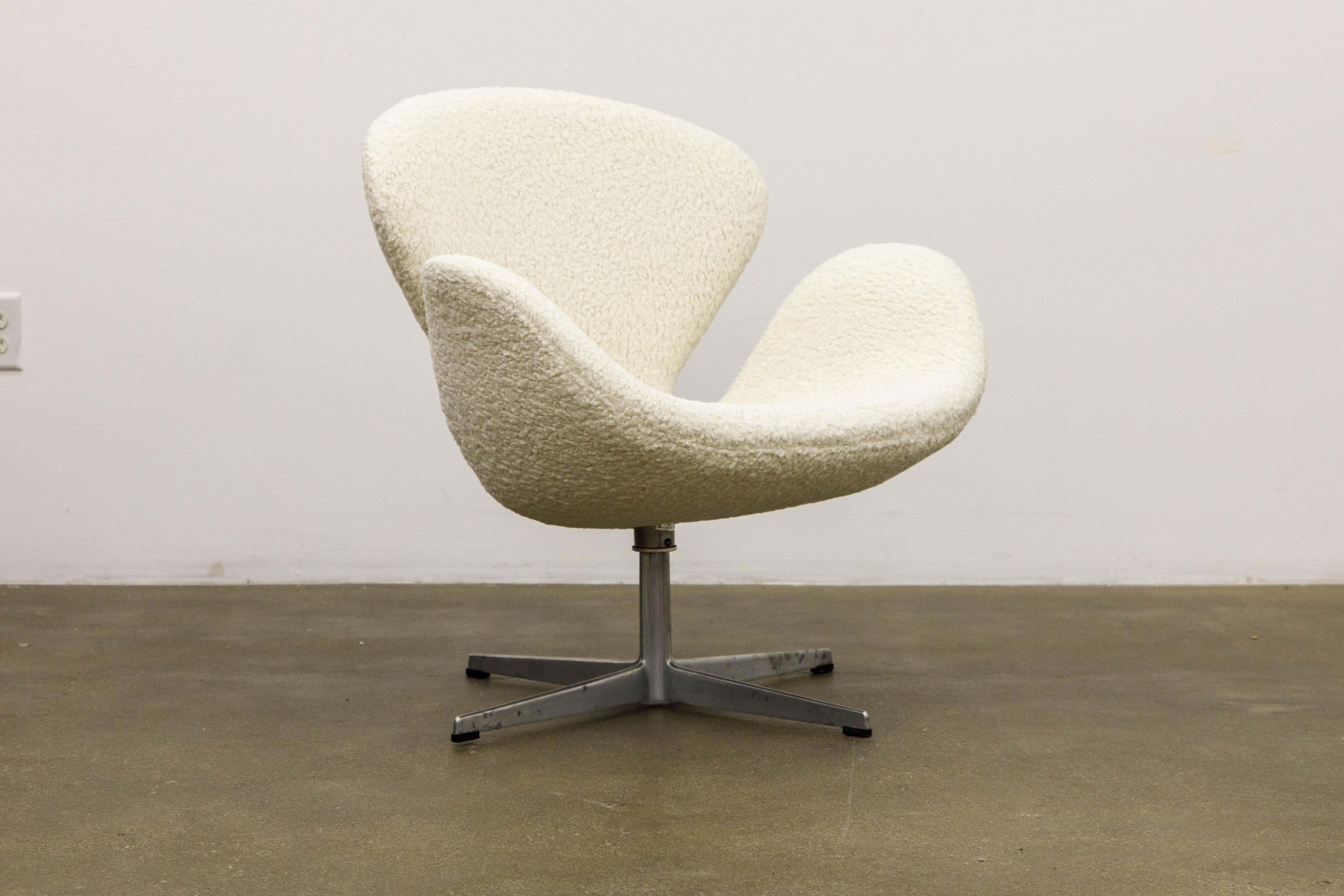 'Swan' Chairs in Bouclé by Arne Jacobsen for Fritz Hansen, Signed and Dated 1969 2