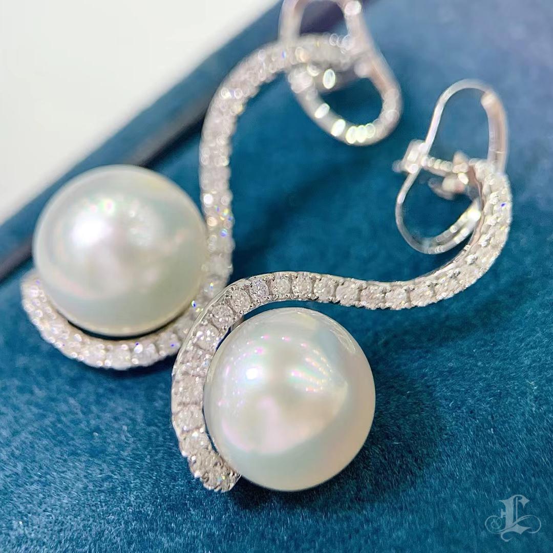 【Sculpted Geometry】Boucles d'oreilles Swan Curve Perle de mer du Sud Diamant Neuf - En vente à New York, NY