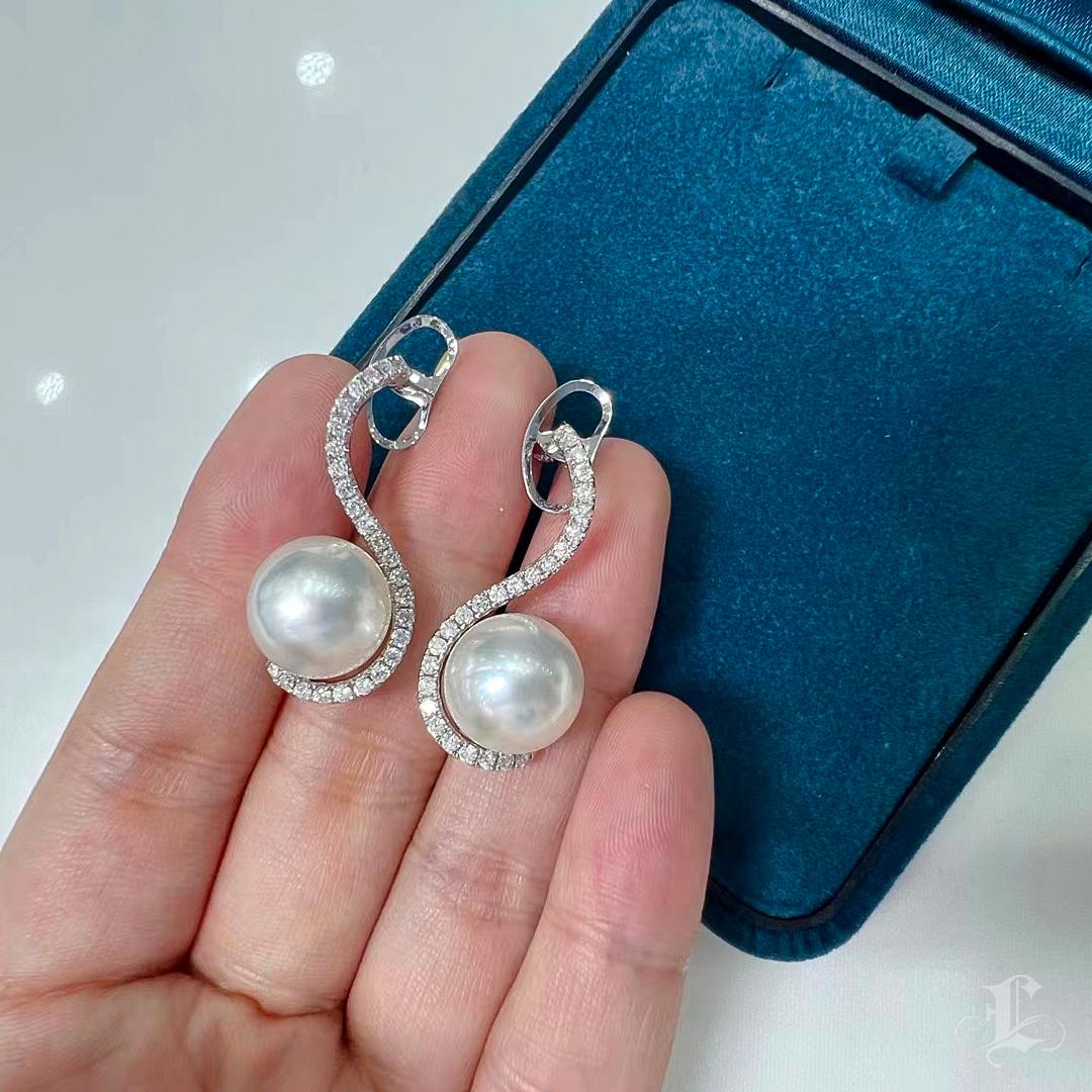 【Sculpted Geometry】Boucles d'oreilles Swan Curve Perle de mer du Sud Diamant en vente 1