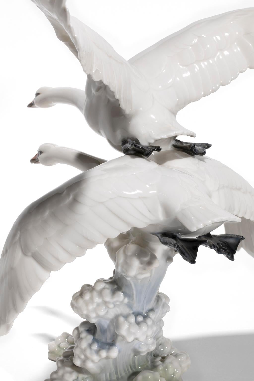 Hutschenreuther Hans Achtziger Porzellanfigur „SWAN Group“   im Zustand „Hervorragend“ im Angebot in Bloomfield Hills, MI