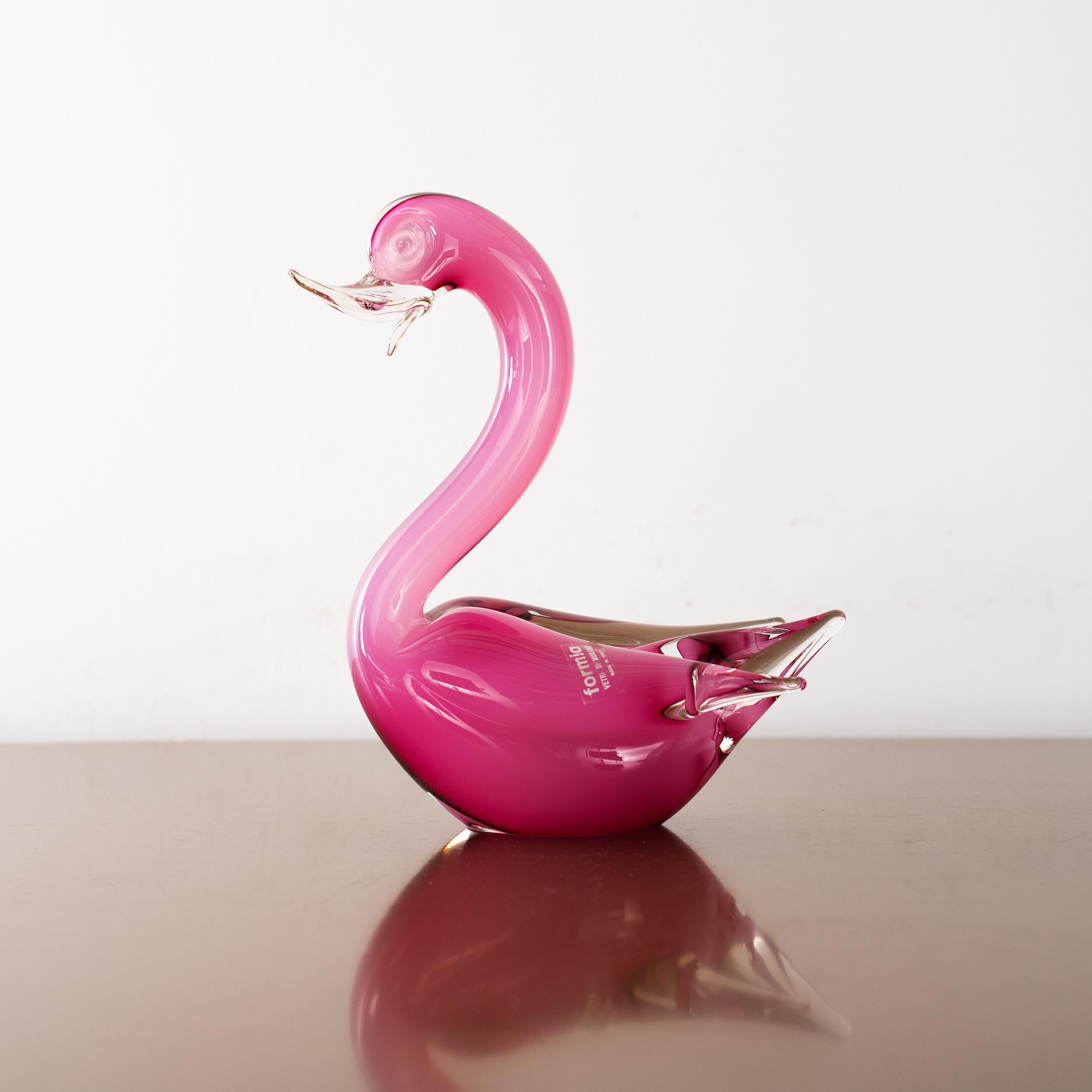 Uccello cigno Scultura in vetro di Murano, rosa con dettagli in cristallo, Italia in stock

Dimensioni: L 19 cm x H 20 cm x P 9 cm (L 7,4