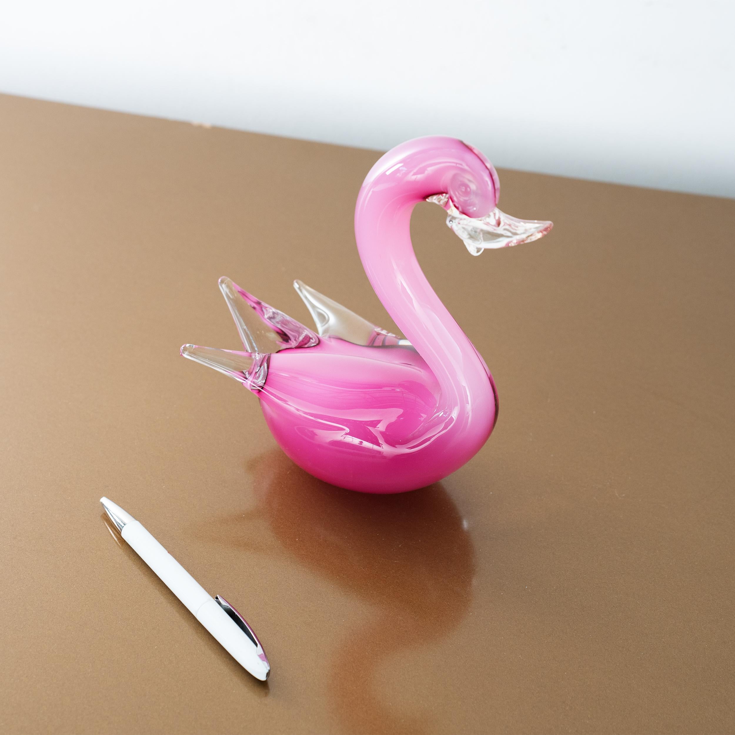 Italiano Scultura di cigno in vetro di Murano, rosa con dettagli in cristallo, Italia in stock in vendita