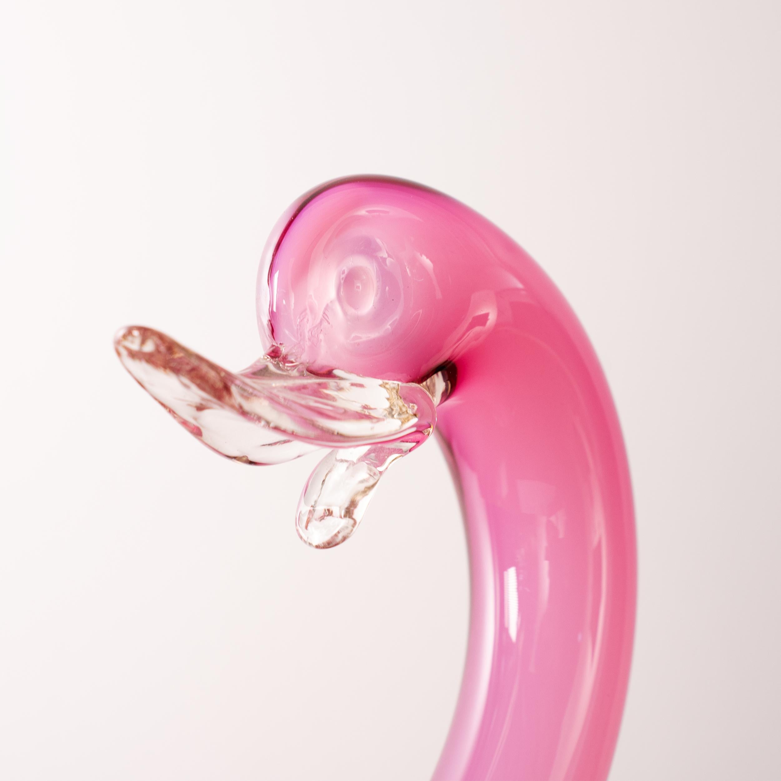 Fatto a mano Scultura di cigno in vetro di Murano, rosa con dettagli in cristallo, Italia in stock in vendita