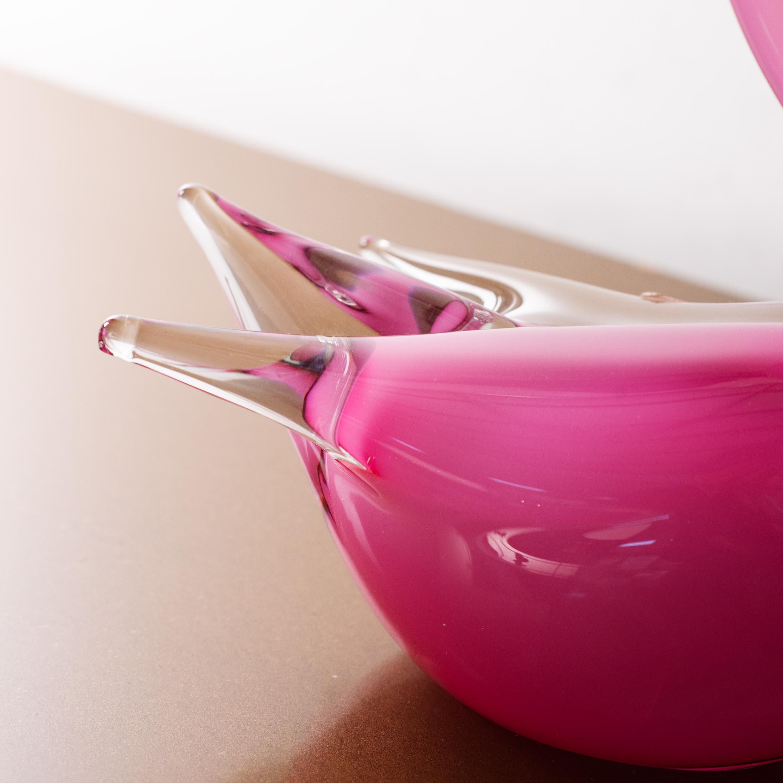 XX secolo Scultura di cigno in vetro di Murano, rosa con dettagli in cristallo, Italia in stock in vendita