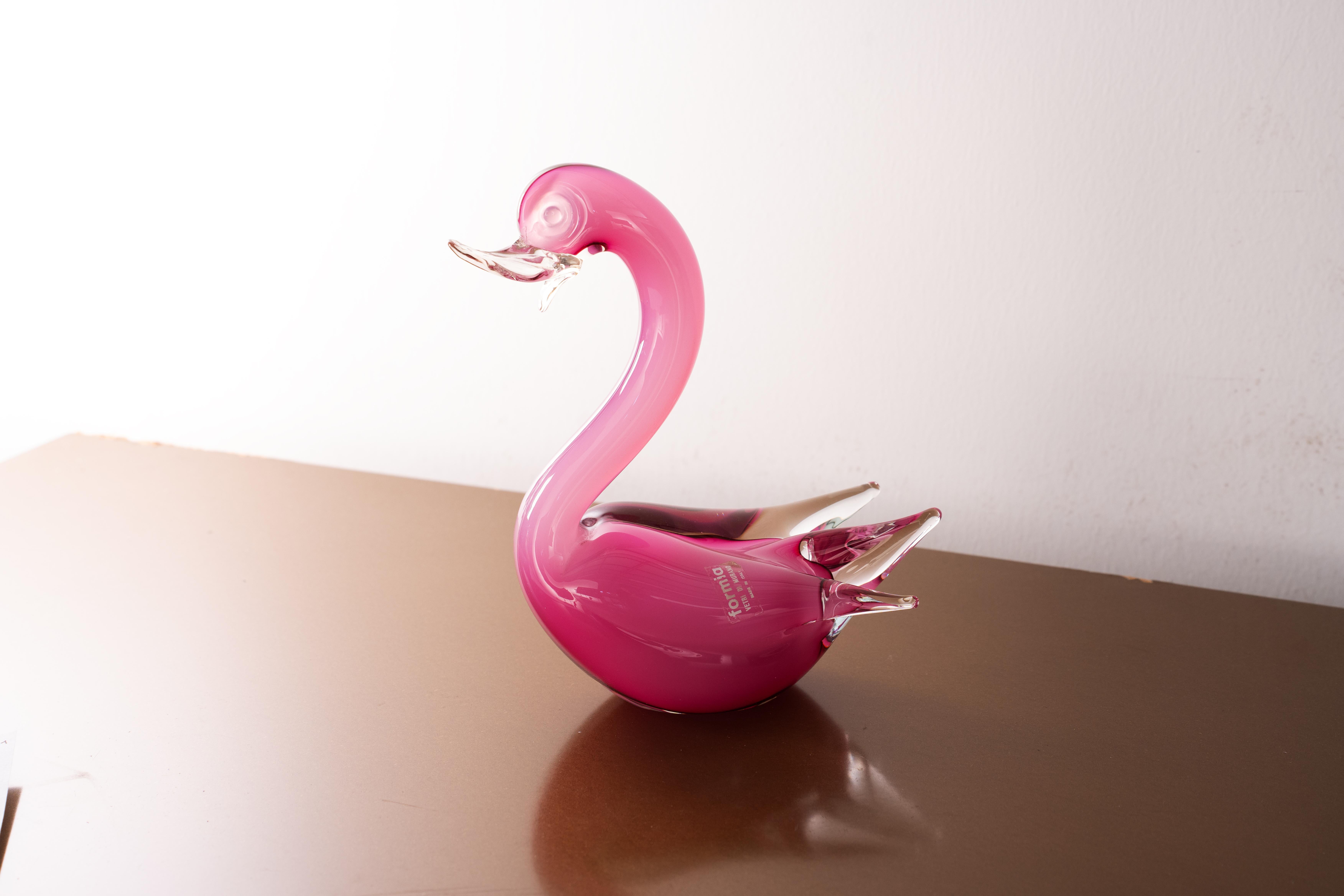 Vetro di Murano Scultura di cigno in vetro di Murano, rosa con dettagli in cristallo, Italia in stock in vendita