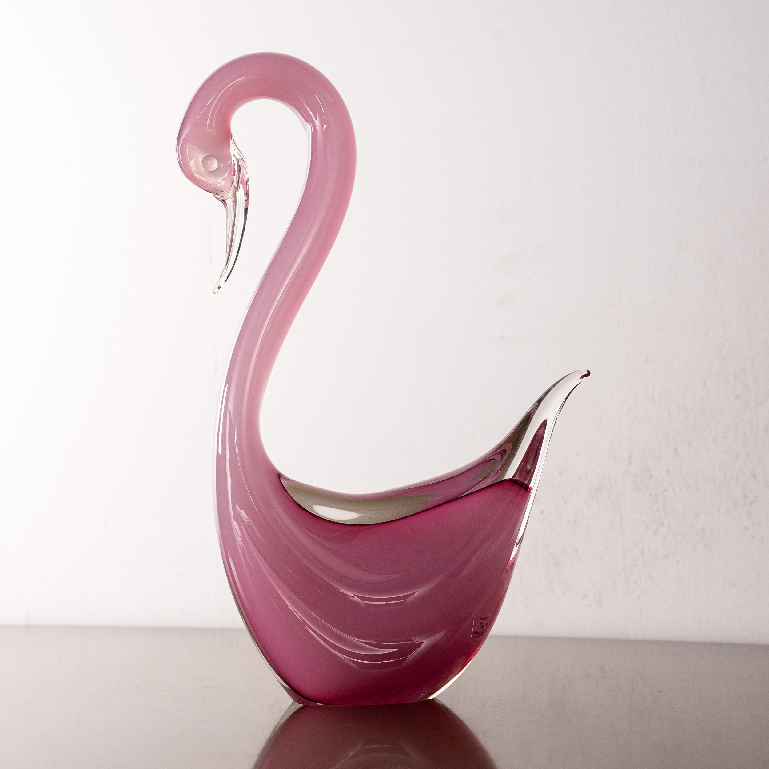 Scultura di cigno in vetro di Murano, rosa con dettagli in cristallo, Italia in stock

Dimensioni: L 22 cm x H 35 cm x P 22 cm (L 8,6