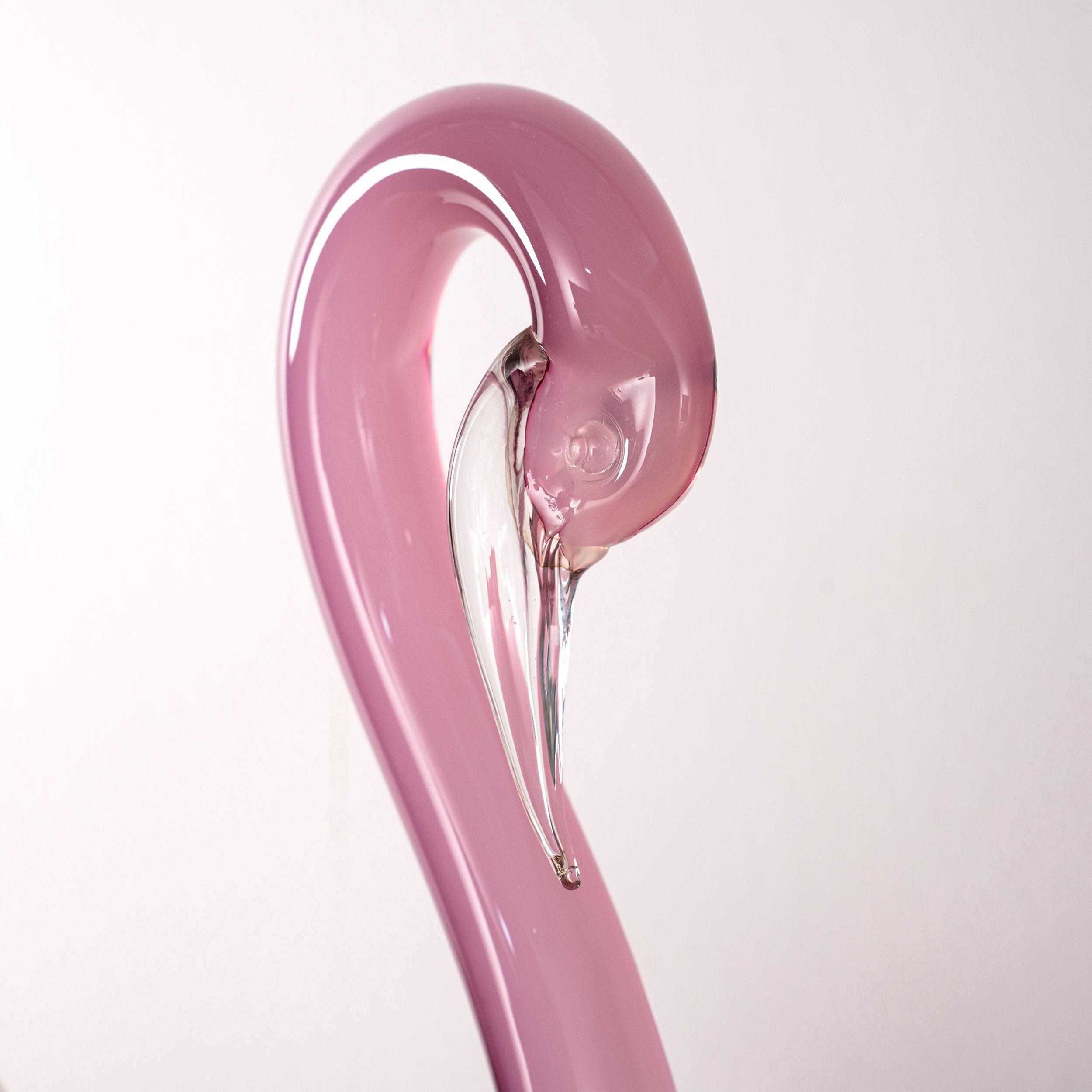 Italiano Scultura di cigno in vetro di Murano rosa rubino, di Formia Murano in stock in vendita