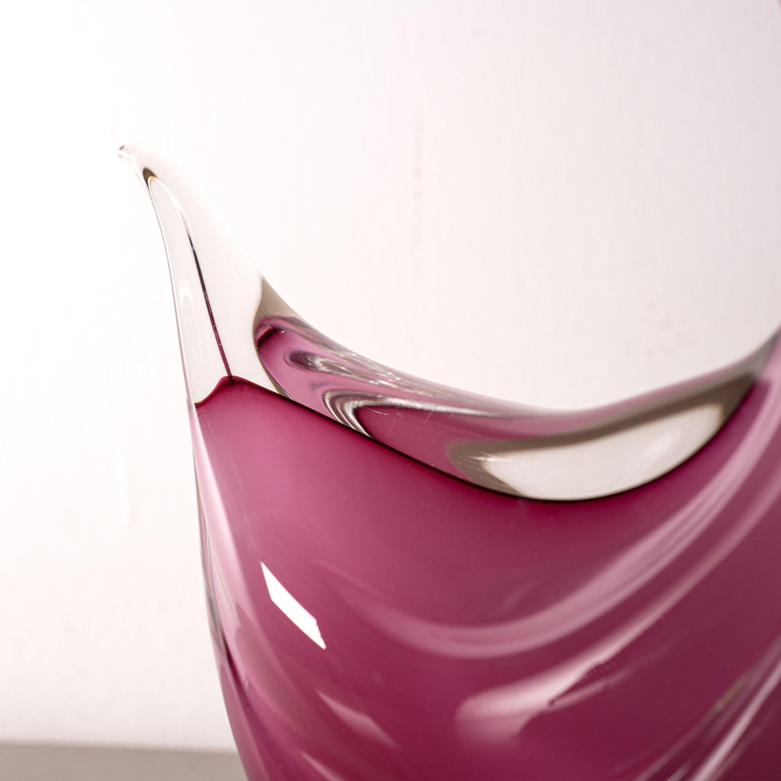 Fatto a mano Scultura di cigno in vetro di Murano rosa rubino, di Formia Murano in stock in vendita