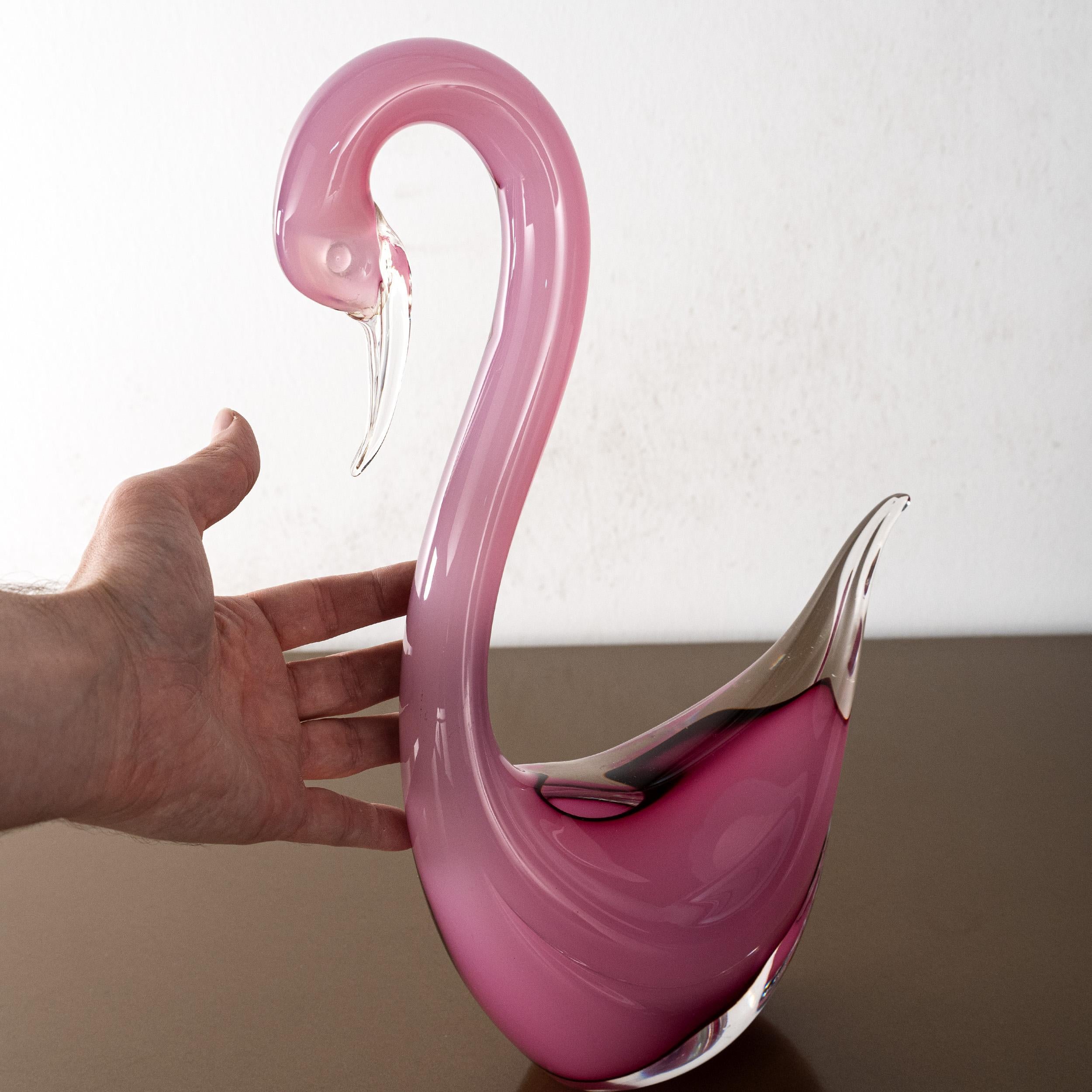 Scultura di cigno in vetro di Murano rosa rubino, di Formia Murano in stock in vendita 1