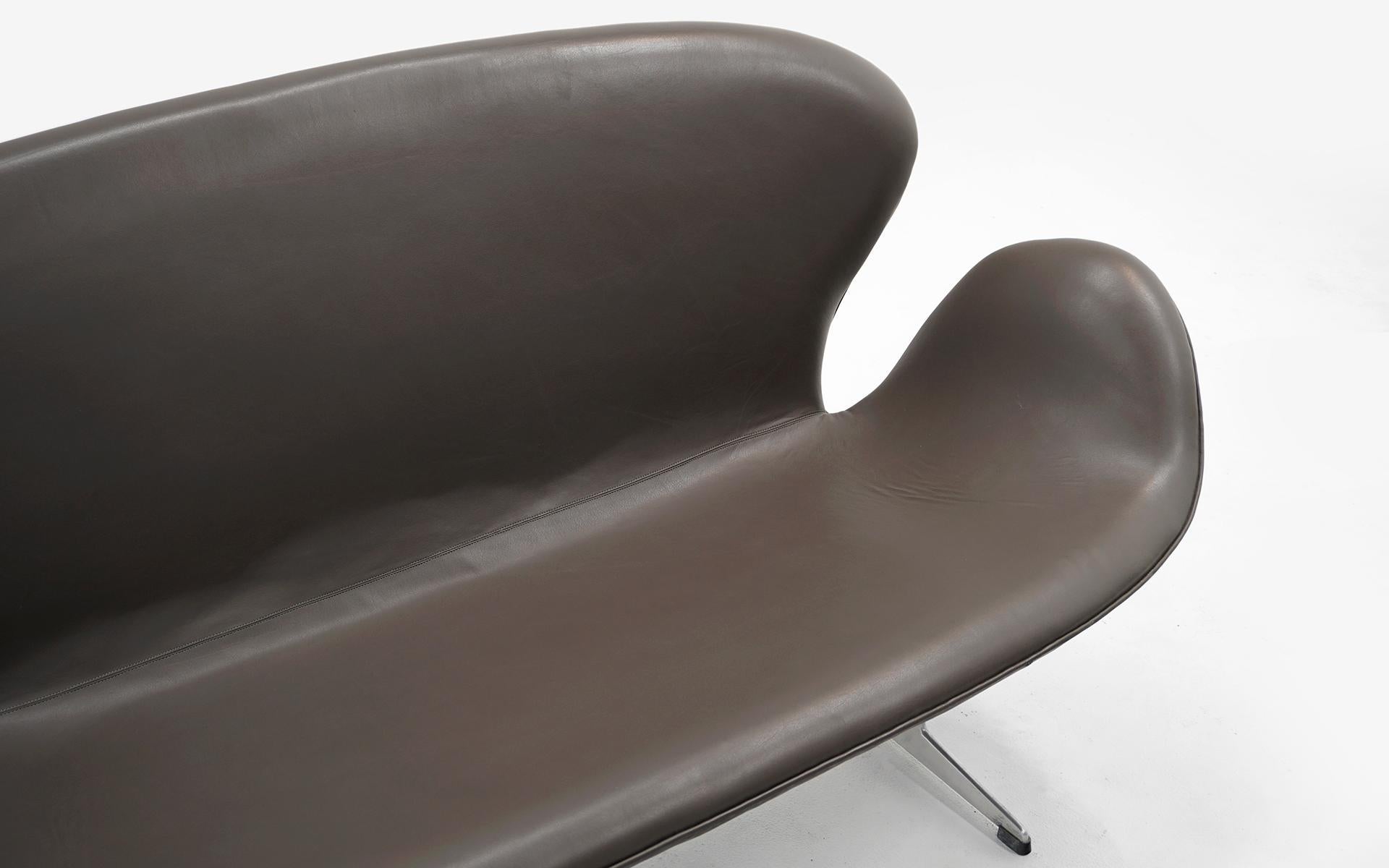 Mid-Century Modern Settee / canapé Swan d'Arne Jacobsen pour Fritz Hansen, cuir d'origine en vente