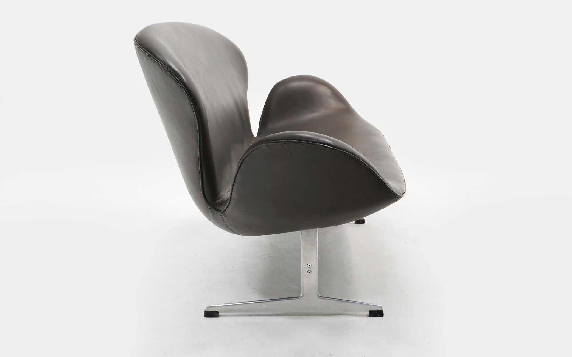 Settee / canapé Swan d'Arne Jacobsen pour Fritz Hansen, cuir d'origine en vente 1