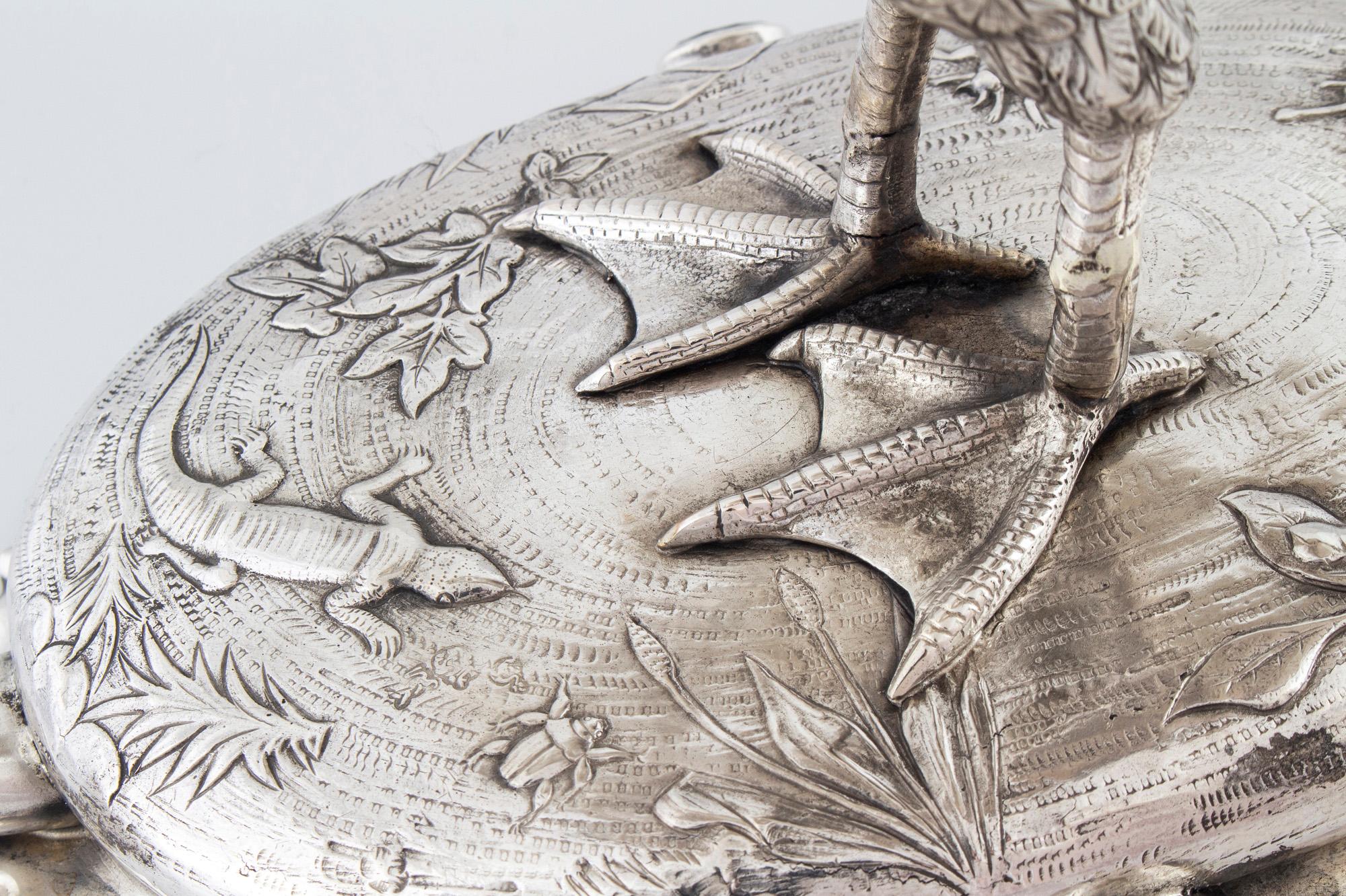 Tafelaufsatz in Form eines Schwans, figuraler Tafelaufsatz aus Silber mit eingravierten Verzierungen (Spätes 19. Jahrhundert) im Angebot