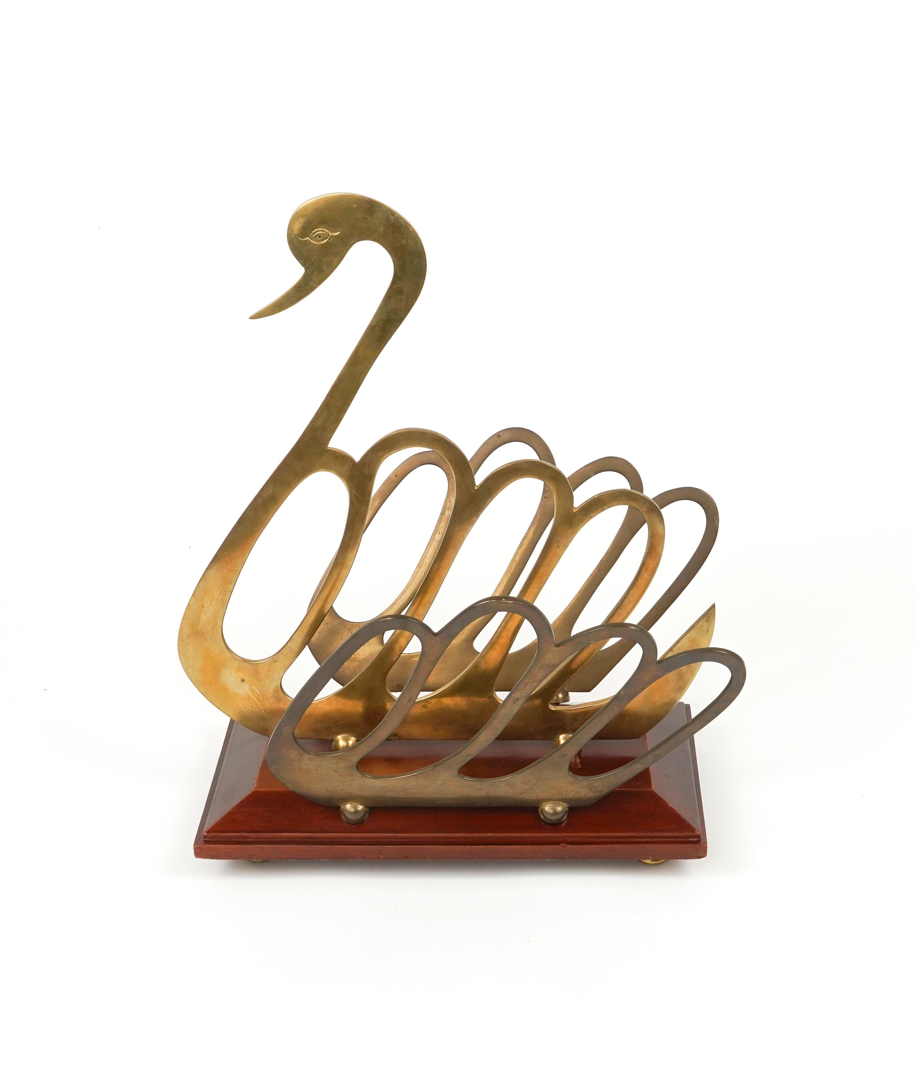 Midcentury beautiful swan figure magazine rack in wood and brass in the style of Maison Jansen.

Made in Italy in the 1970s.