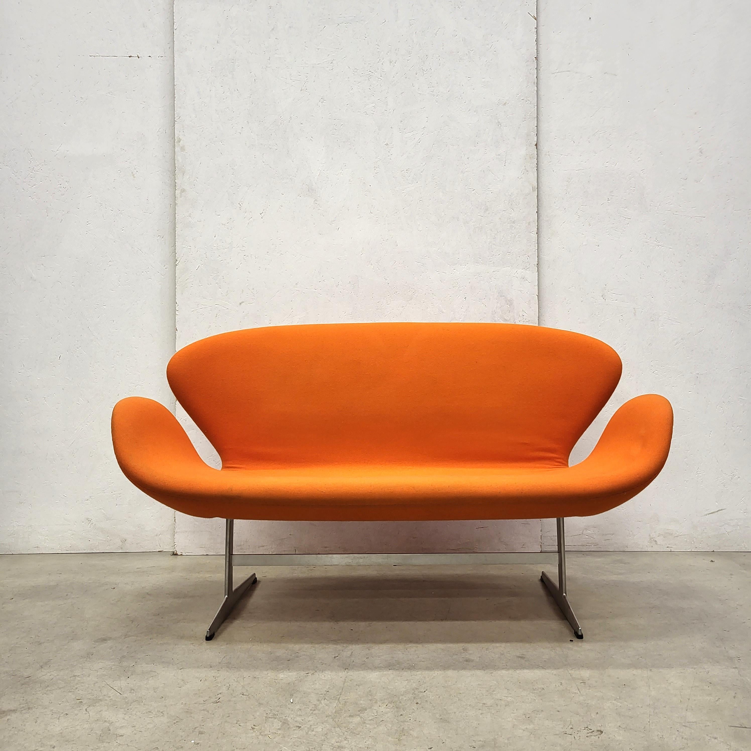 These wonderful living room set with a Swan Sofa and 2x Swan chairs were designed in the 1950s by Arne Jacobsen for the SAS Hotel in Copenhagen and produced by Fritz Hansen in 2006. 

The Swan set features a wonderful orange fabric upholstery. 
The