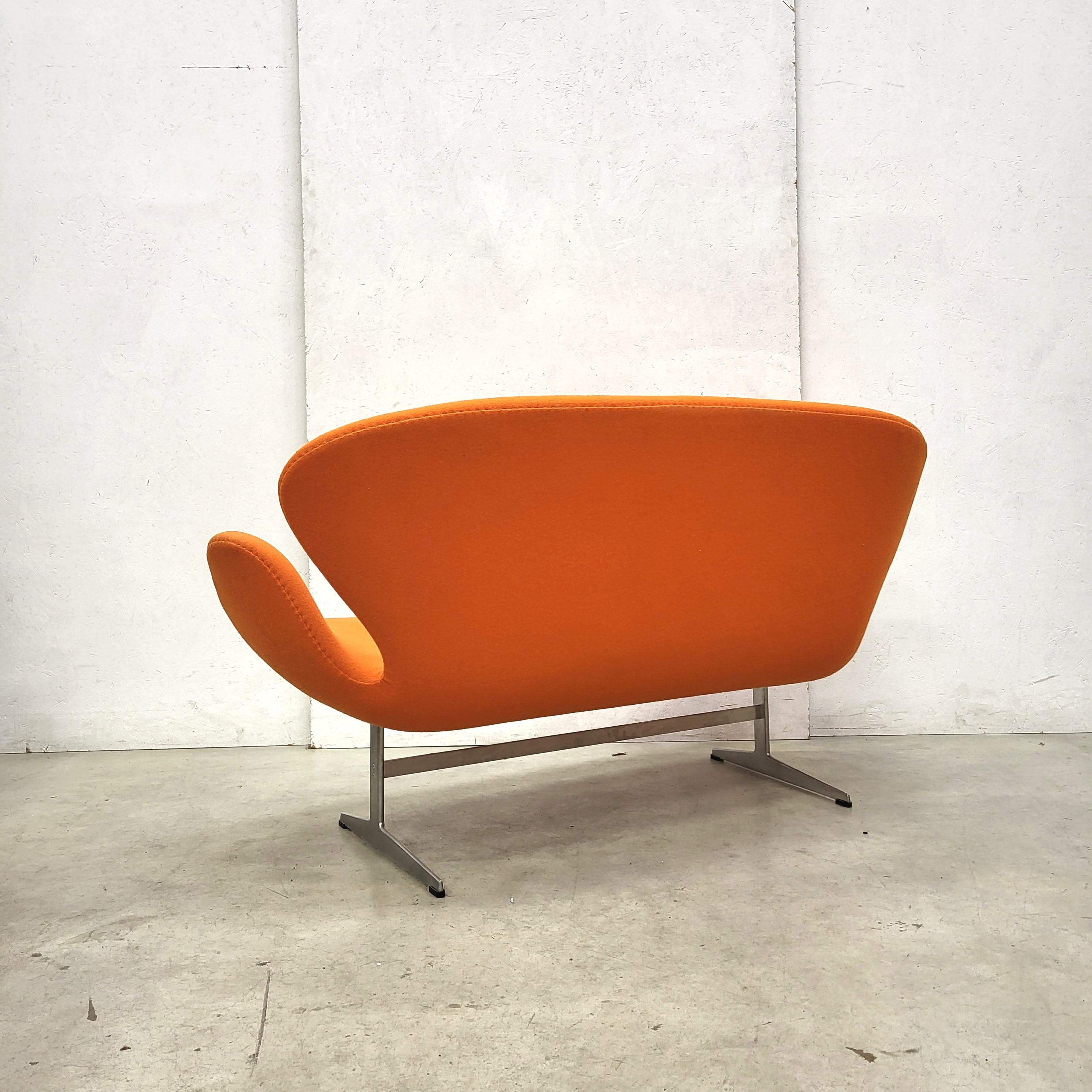 Swan Sofa & 2x Chair by Arne Jacobsen for Fritz Hansen 2006 Model In Good Condition In Aachen, NW