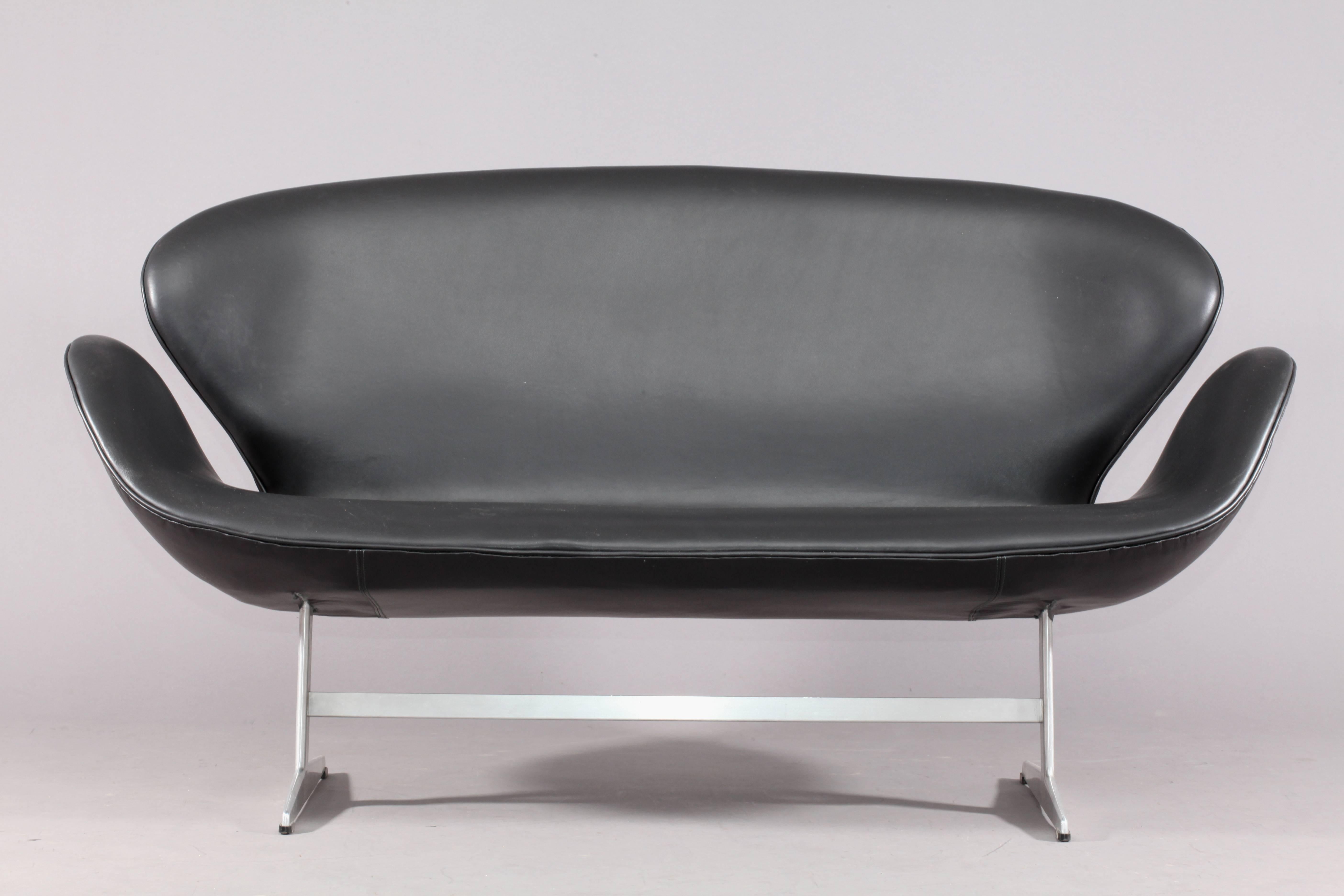 Swan sofa,
Arne Jacobsen
Manufacture Fritz Hansen
Denmark, 1970
Black leather
alu base
Measures: Width 56