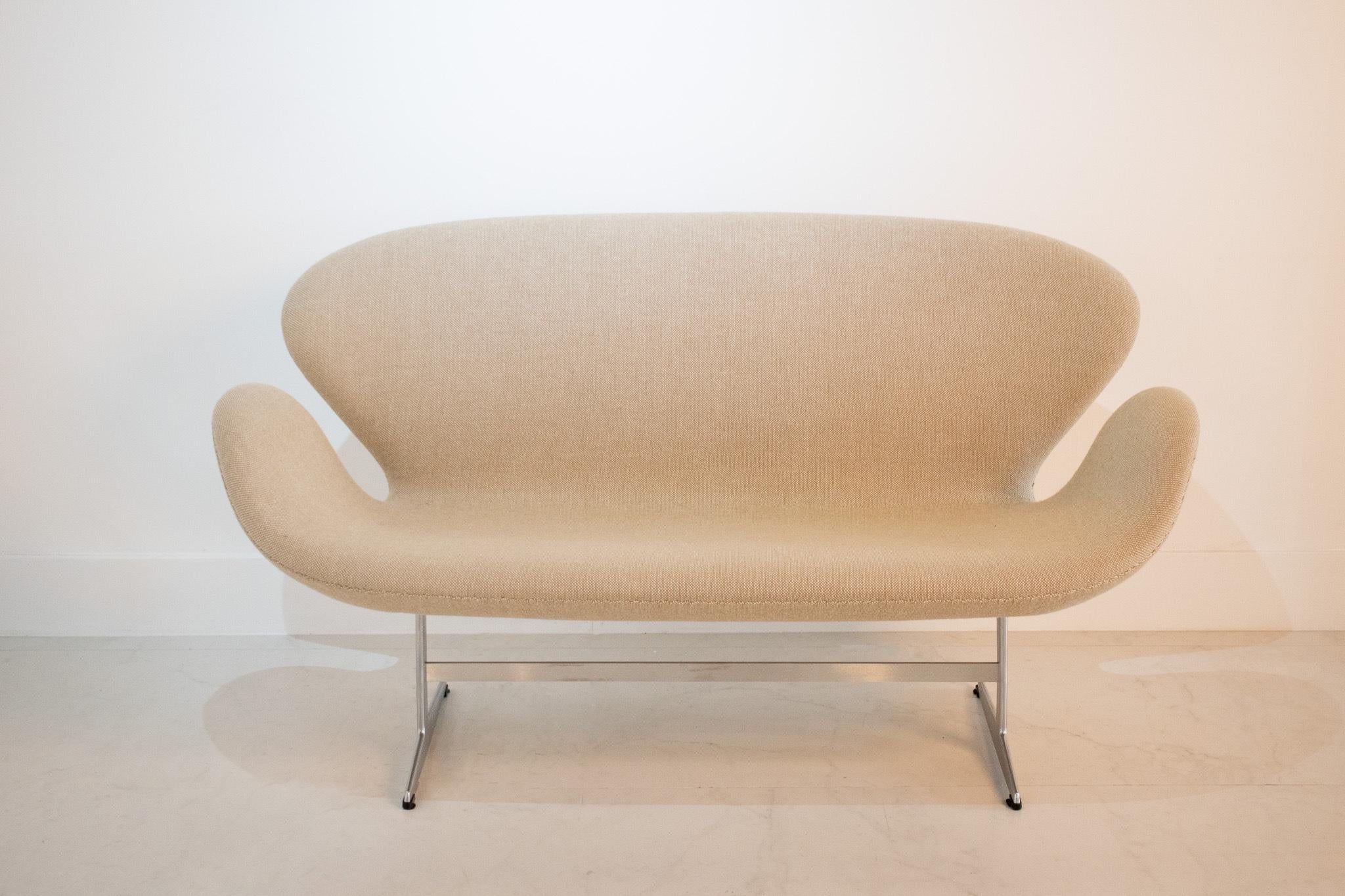 The Swan Sofa was designed by Arne Jacobsen in 1958 for the SAS Royal Hotel in Copenhagen and reintroduced to Fritz Hansen’s collection in 2000.

The design contains no straight lines, making it organic and soft to the eye despite its simplicity and