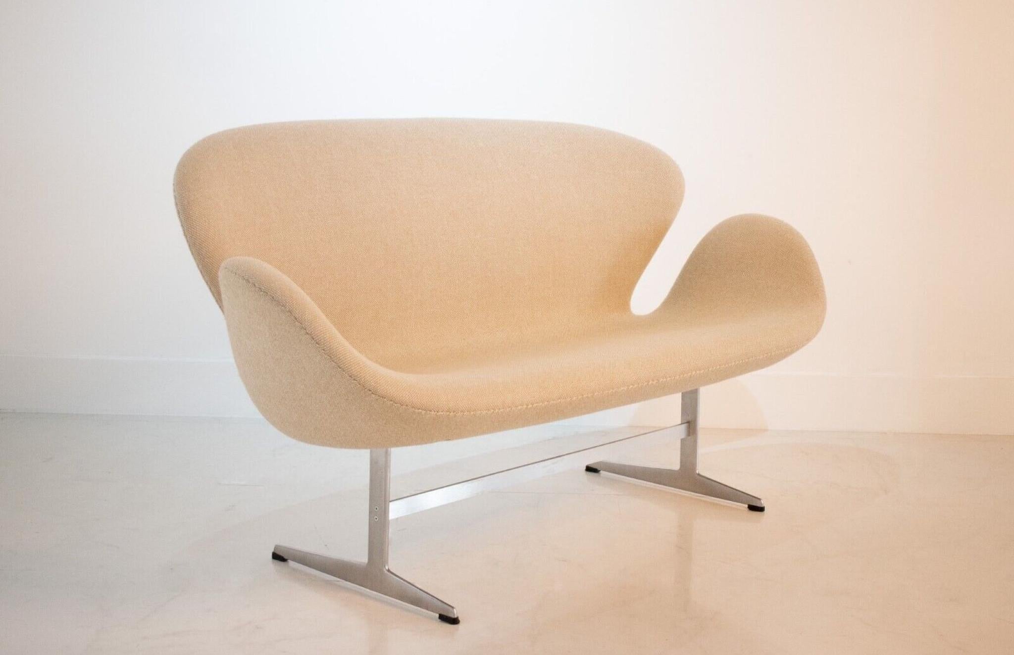 El Sofá Cisne fue diseñado por Arne Jacobsen en 1958 para el Hotel SAS Royal de Copenhague y reintroducido en la colección de Fritz Hansen en 2000.

El diseño no contiene líneas rectas, lo que lo hace orgánico y suave a la vista a pesar de su