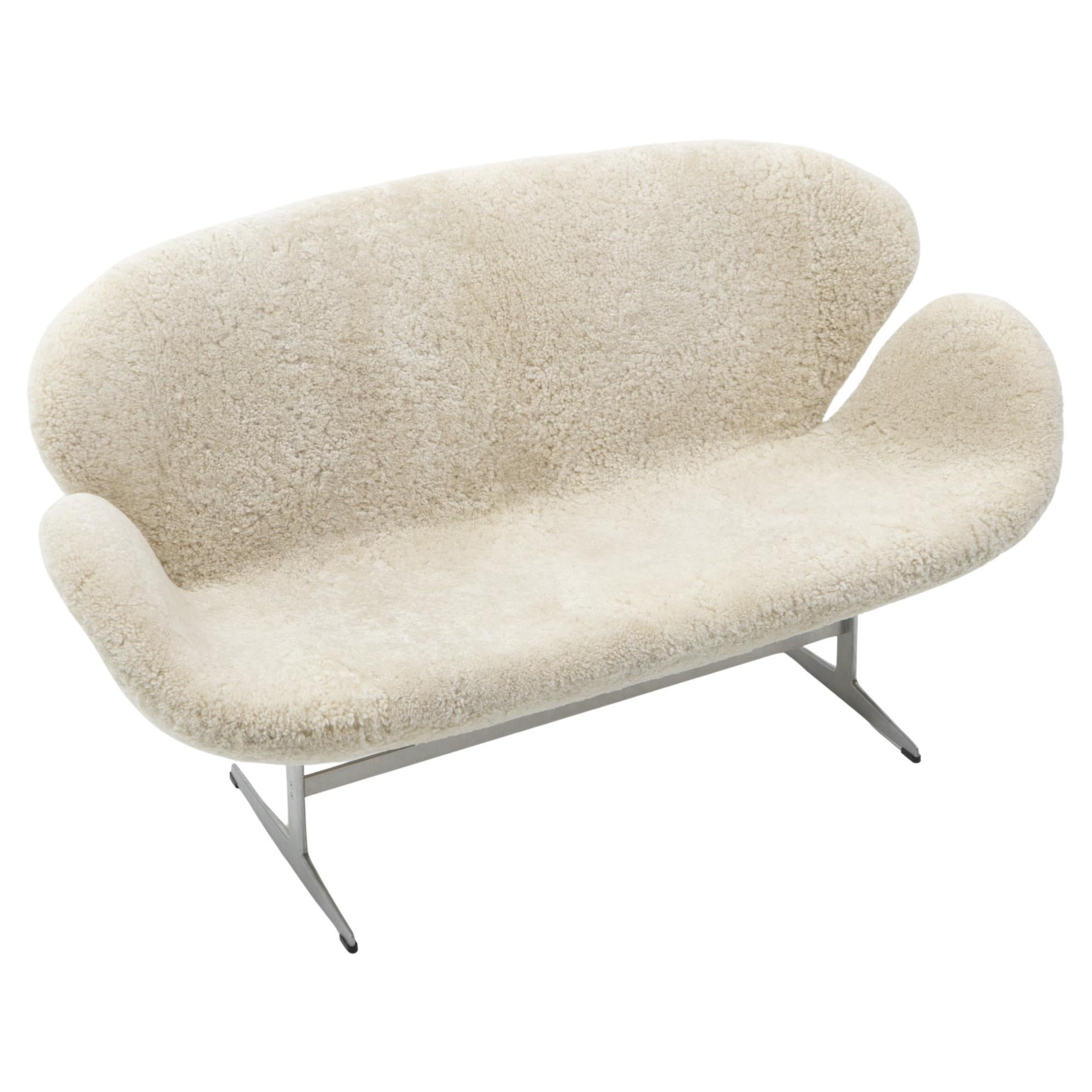 Canapé Swan de Arne Jacobsen pour Fritz Hansen - Peau de mouton