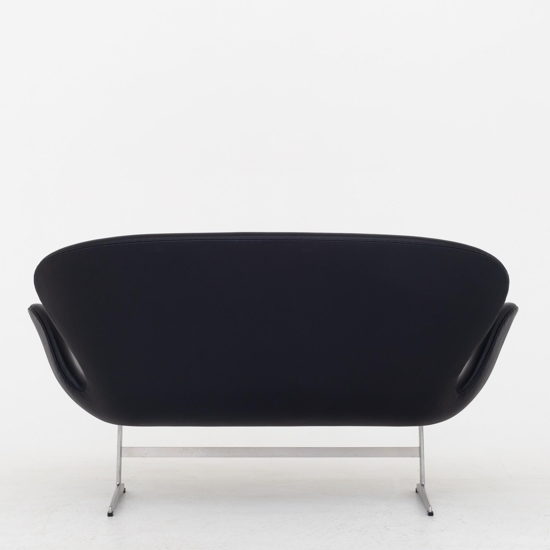 FH 3321 - Swan sofa in black leather and frame of steel. Designed in 1958. Maker Fritz Hansen.