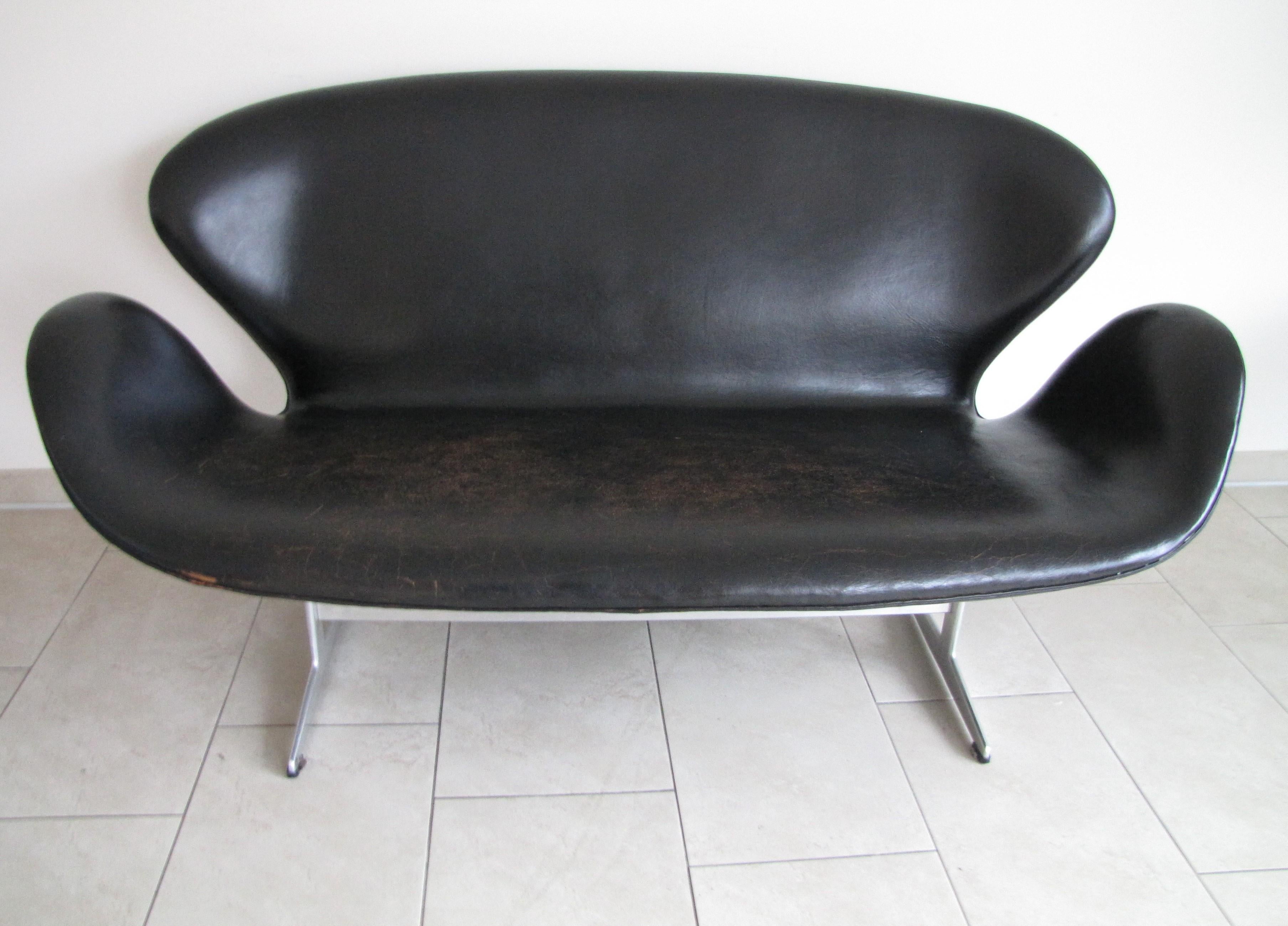 Beautiful patinated Swan sofa by Arne Jacobsen for Fritz Hansen
Mod 3321
Early version with original leather 
no marks 
