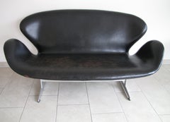Swan sofa Mod. 3321 in black leather by Arne Jacobsen for Fritz Hansen