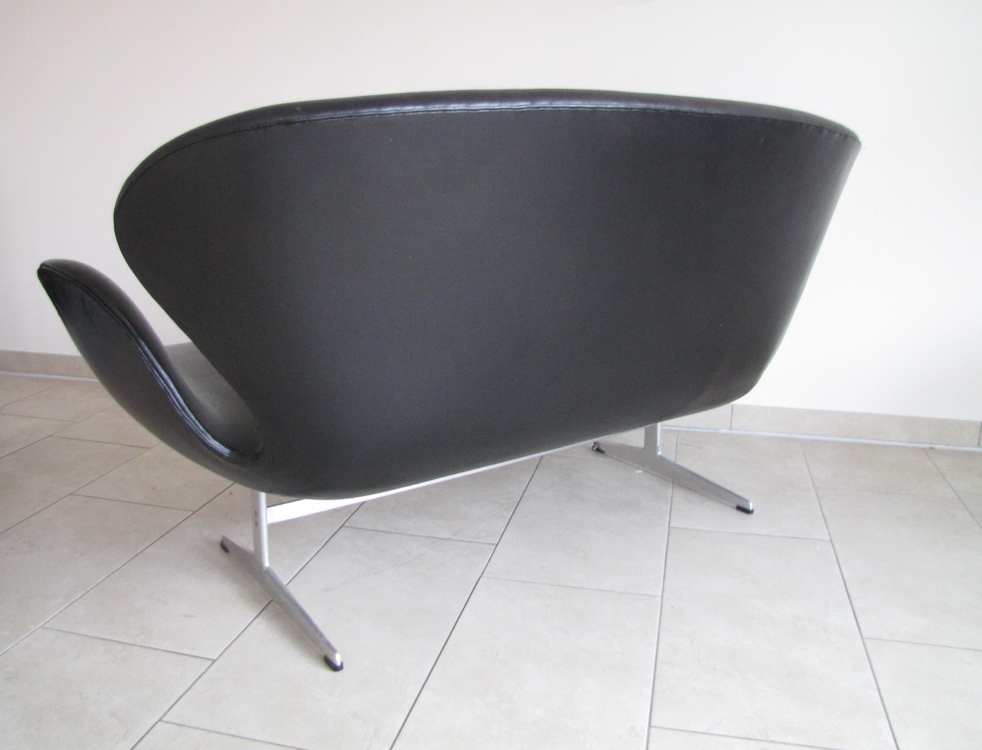Scandinavian Modern Swan sofa Mod. 3321 in black leather by Arne Jacobsen for Fritz Hansen For Sale