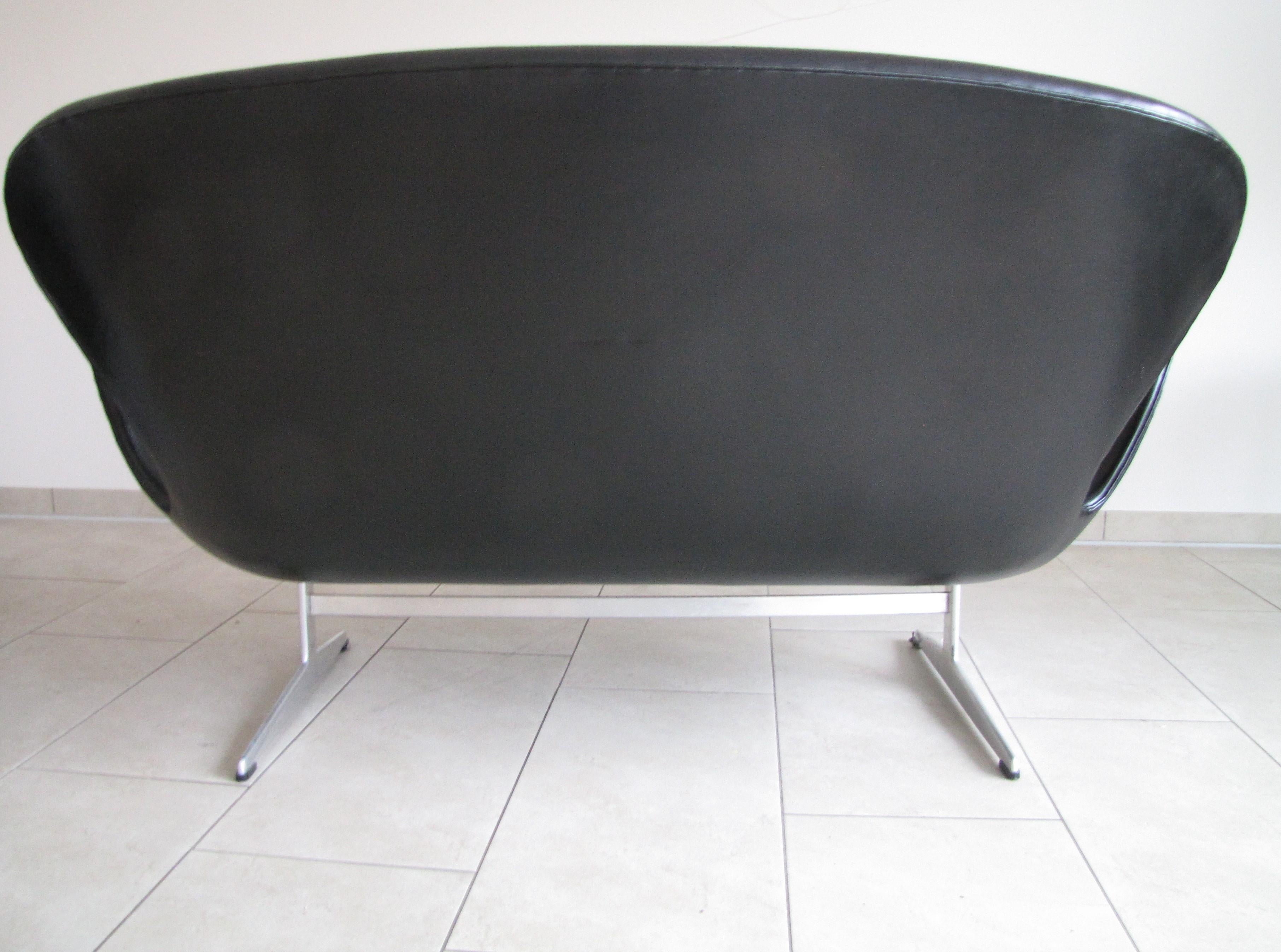 Danish Swan sofa Mod. 3321 in black leather by Arne Jacobsen for Fritz Hansen For Sale