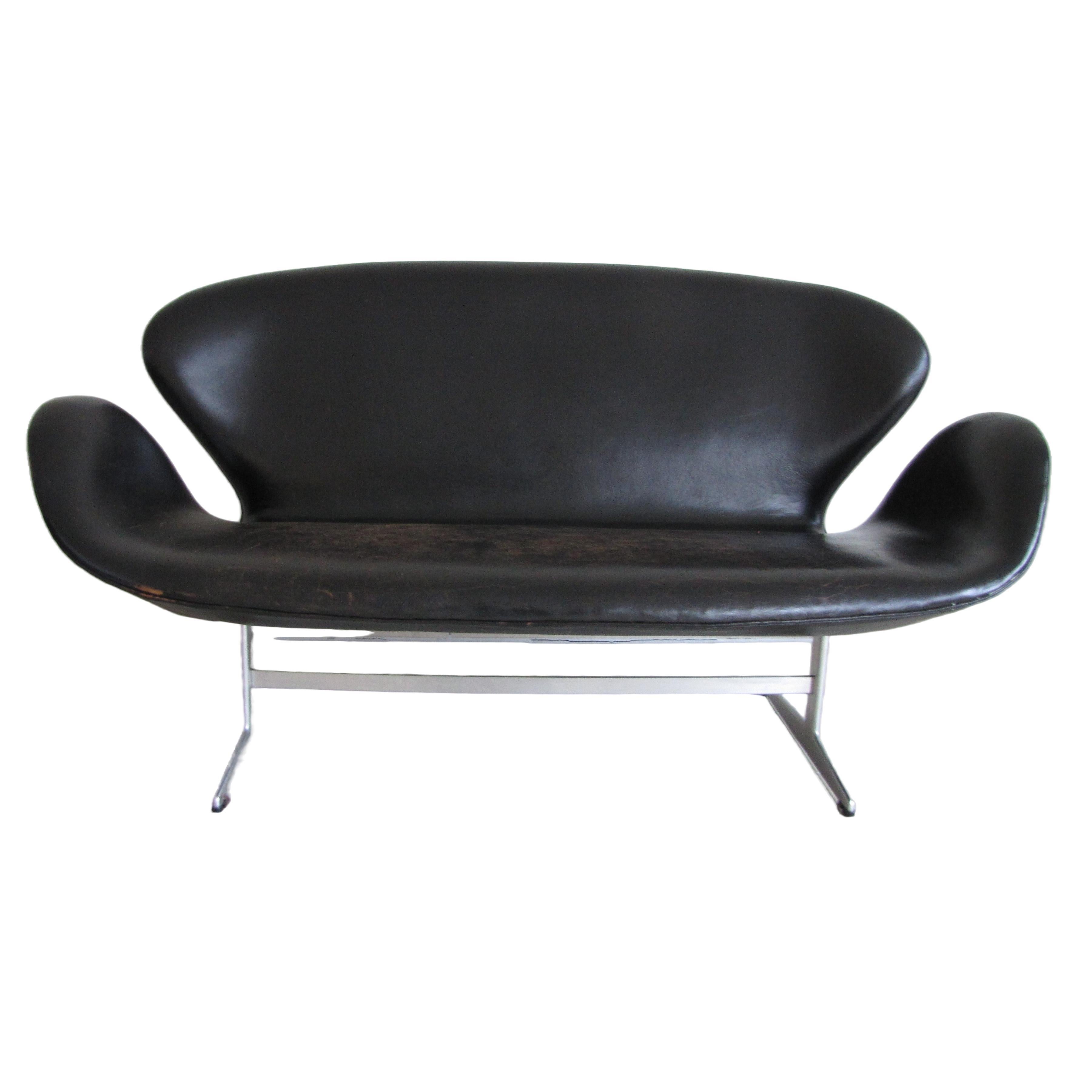 Swan sofa Mod. 3321 in black leather by Arne Jacobsen for Fritz Hansen For Sale