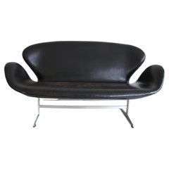 Retro Swan sofa Mod. 3321 in black leather by Arne Jacobsen for Fritz Hansen