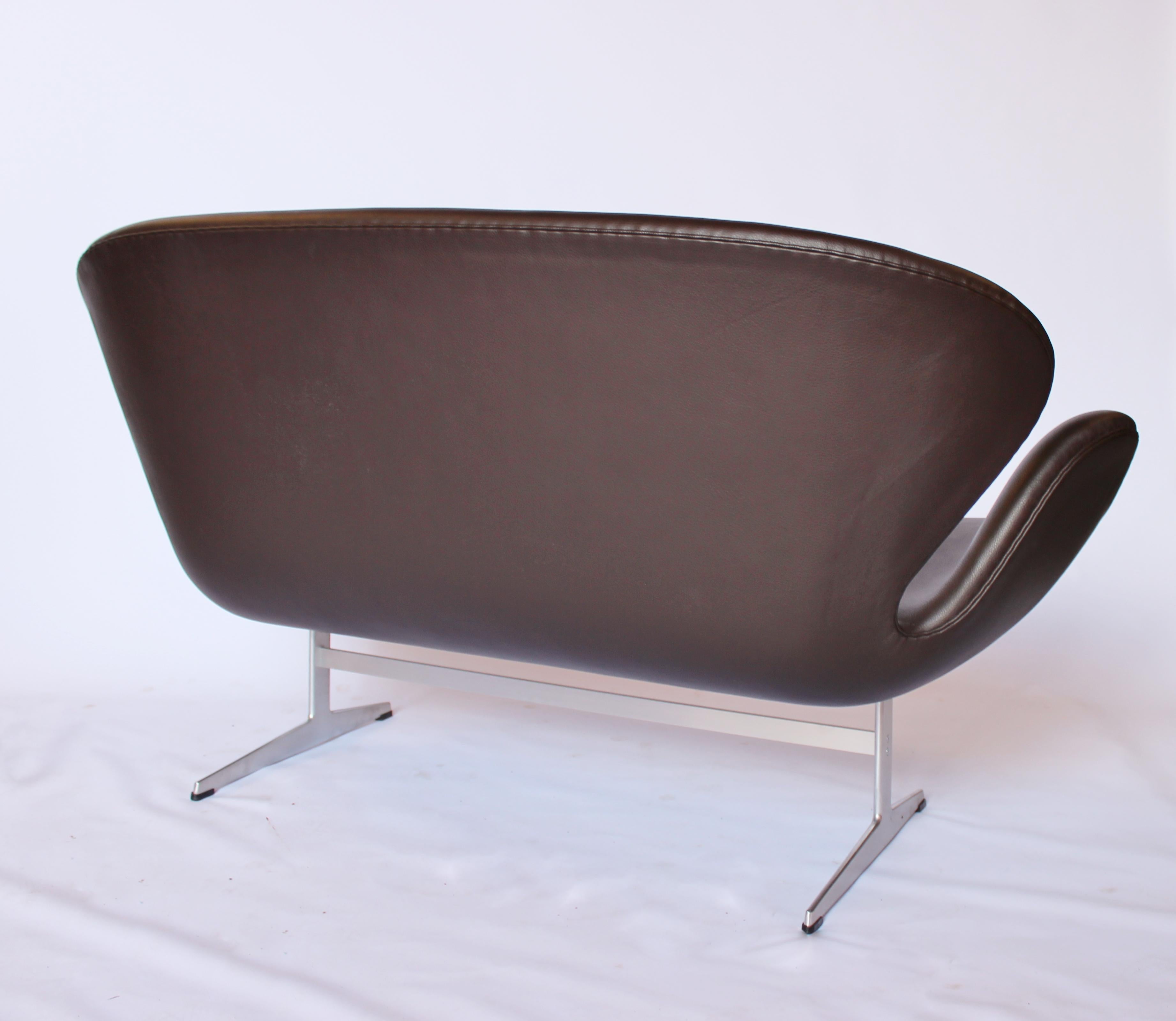 Schwanen-Sofa, Modell 3321, zweisitziges Sofa, von Arne Jacobsen und Fritz Hansen, 2016 (Skandinavische Moderne) im Angebot