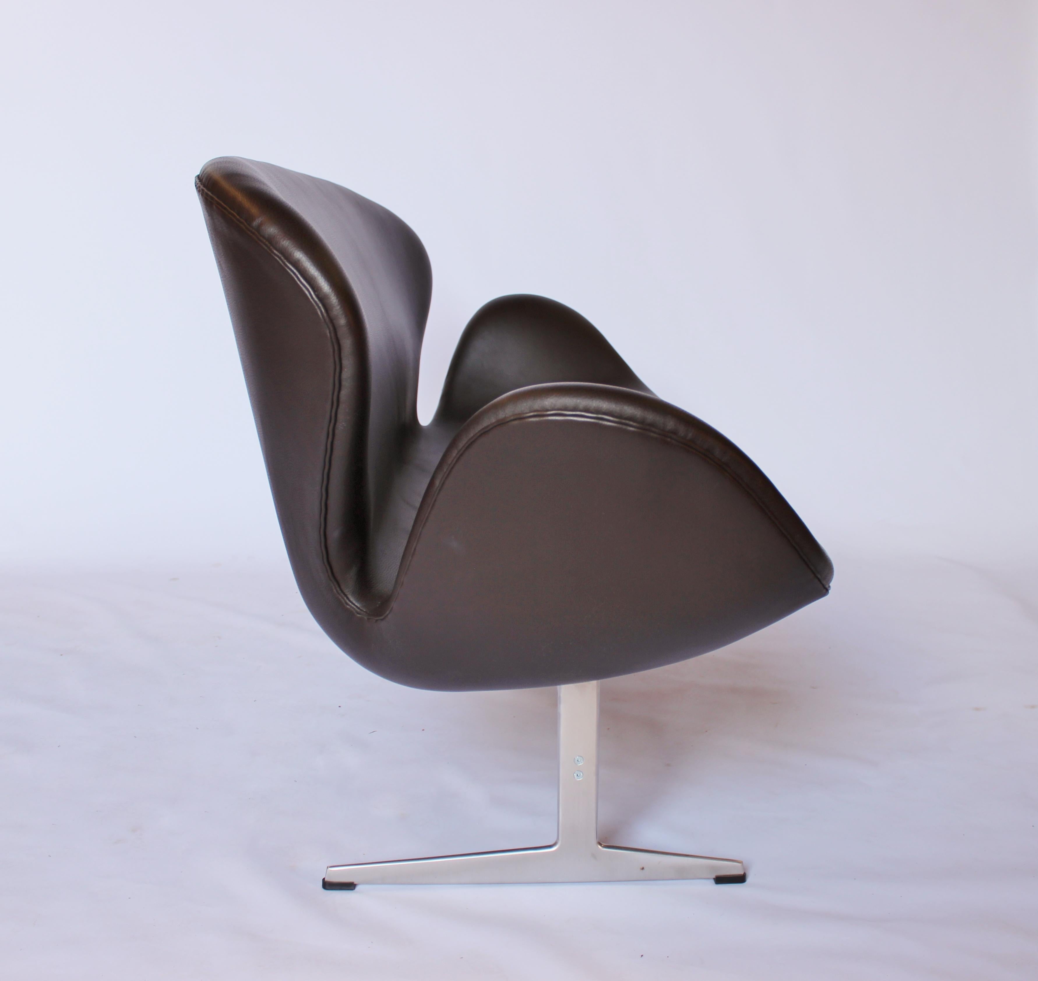 Danois The Swan Sofa Model 3321 Made In Dark Brown Leather By Arne Jacobsen en vente