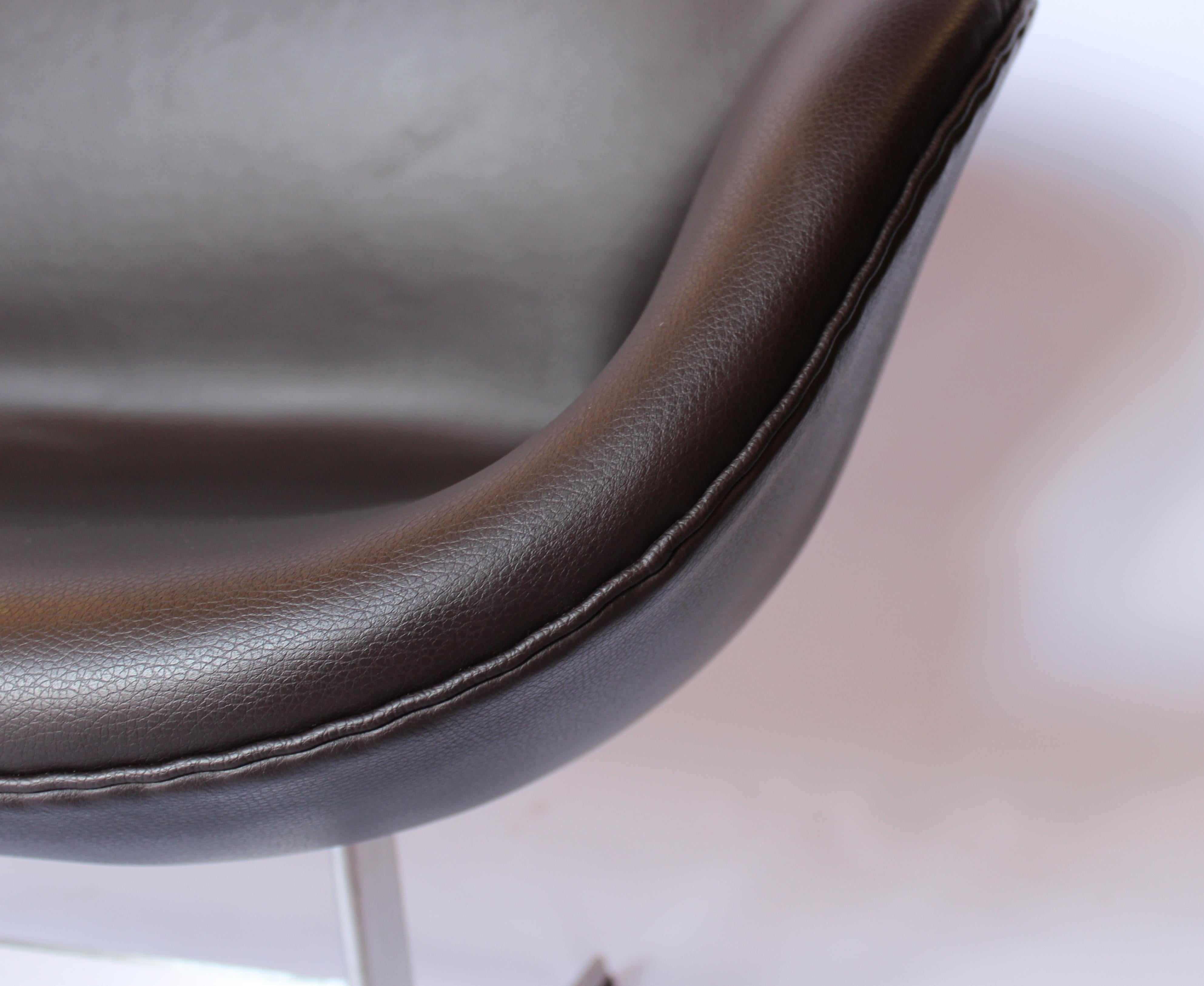 Milieu du XXe siècle The Swan Sofa Model 3321 Made In Dark Brown Leather By Arne Jacobsen en vente