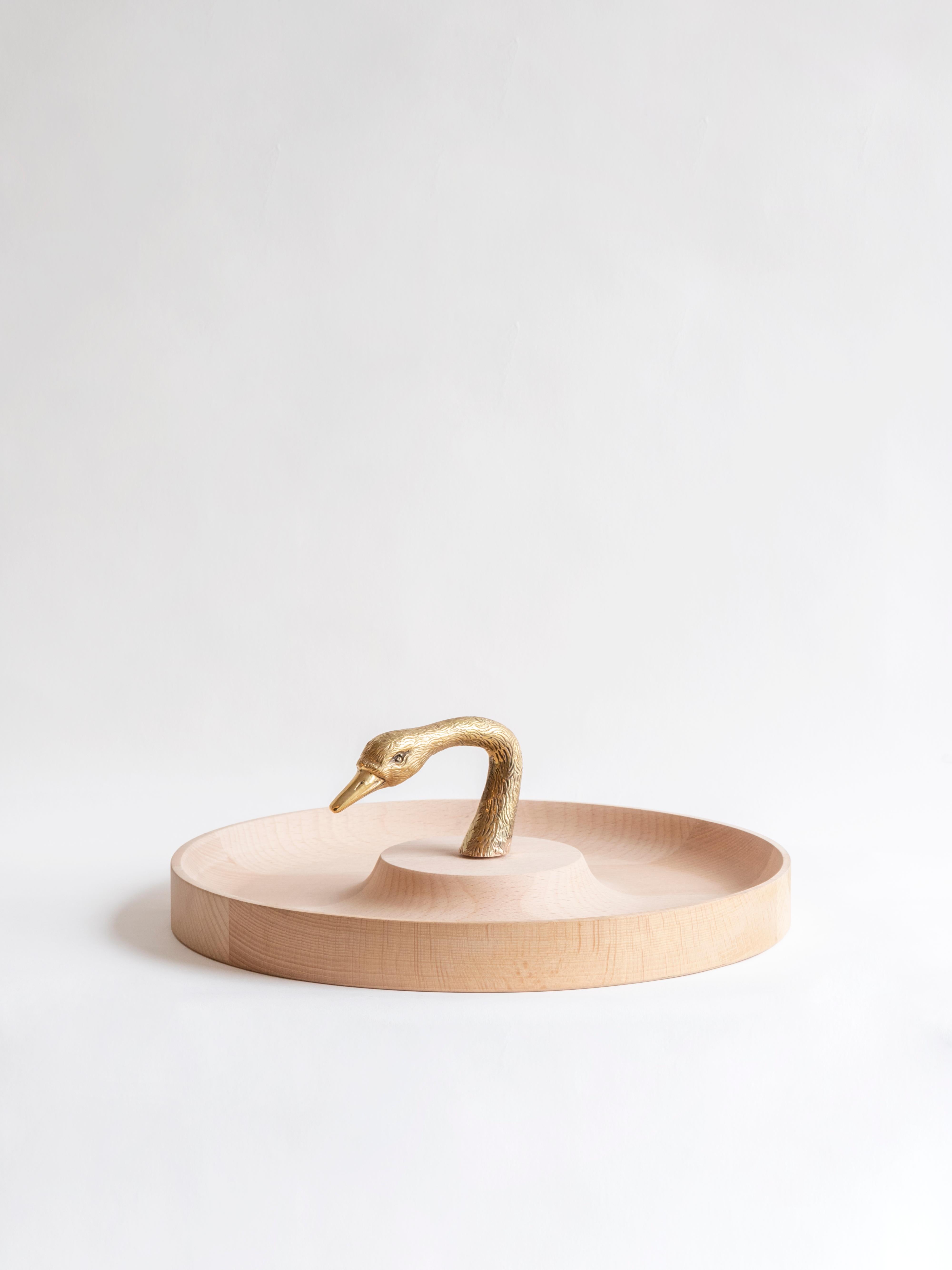 Bandejas T Cisne de ZPS Studio
Dimensiones: D 3,4 x A 1,6 cm
Materiales: Madera, latón.

Centros de mesa torneados a mano en madera de haya, con un elegante acabado natural que contrasta maravillosamente con el asa central de bronce fundido,