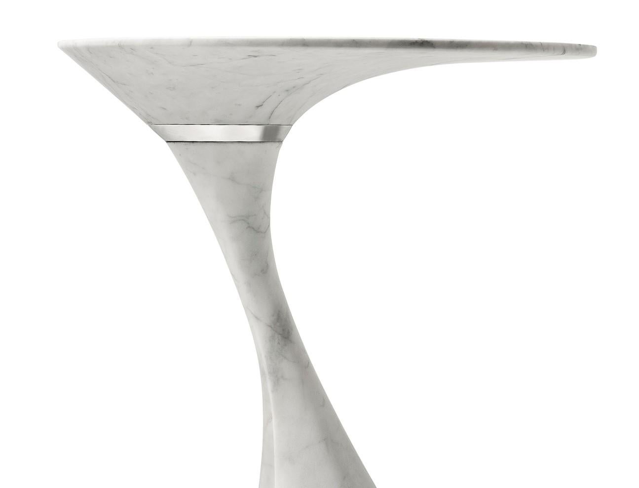 Elegant and modern, the sophisticated silhouette of this side table designed by Giuseppe Chigiotti is part of the Swan collection and evokes the elongated neck of a swan, hence the name. Either alone or displayed in a living room with the other two