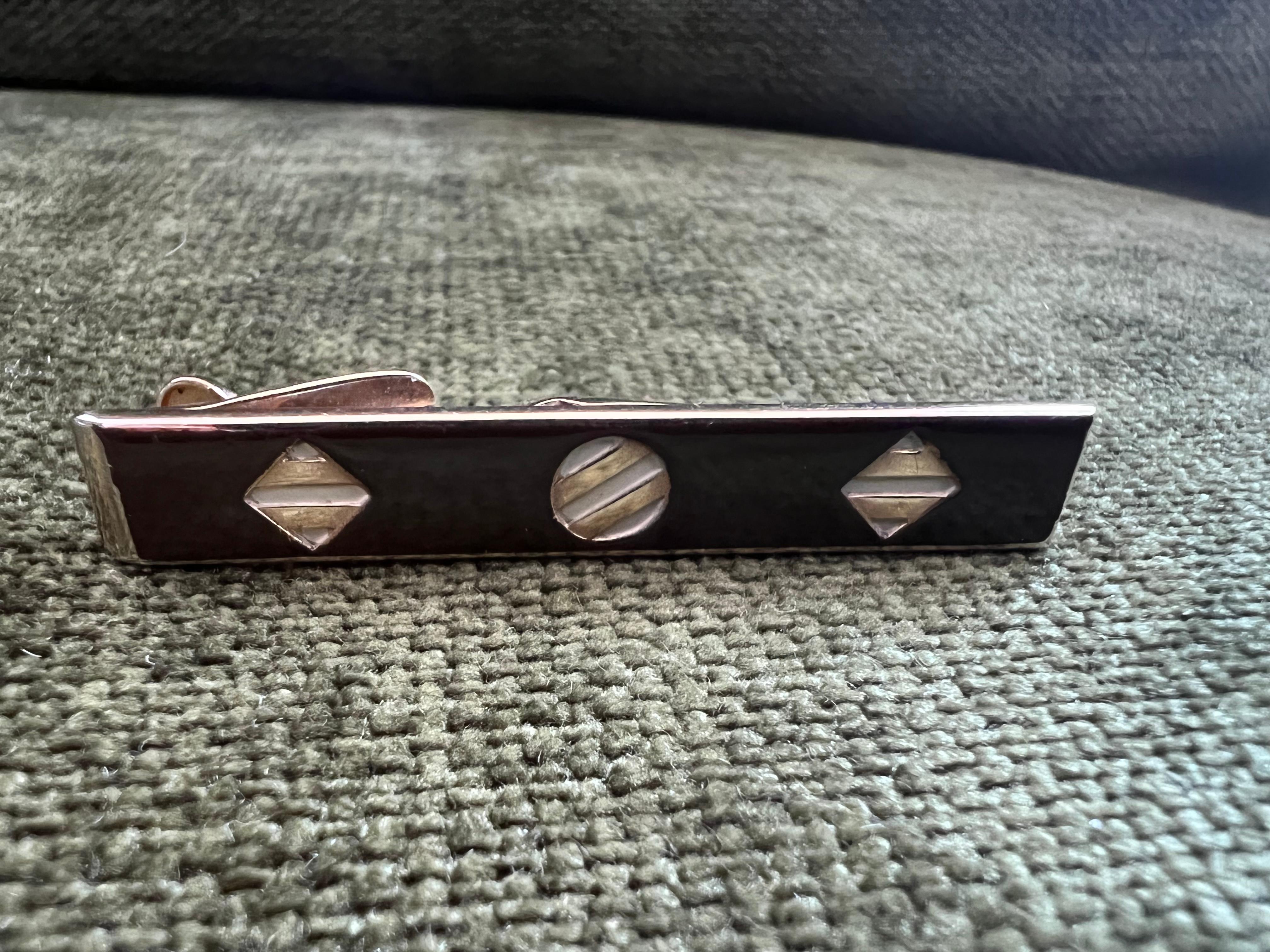 This Swank legacy gold plated tie clip is a real beauty and in mint condition. 
Made in New York in the 1960s Swank closed its doors in 2019. 
Chocolate enamel 
Gold plating 
Mother of pearl 
Signed Swank 
