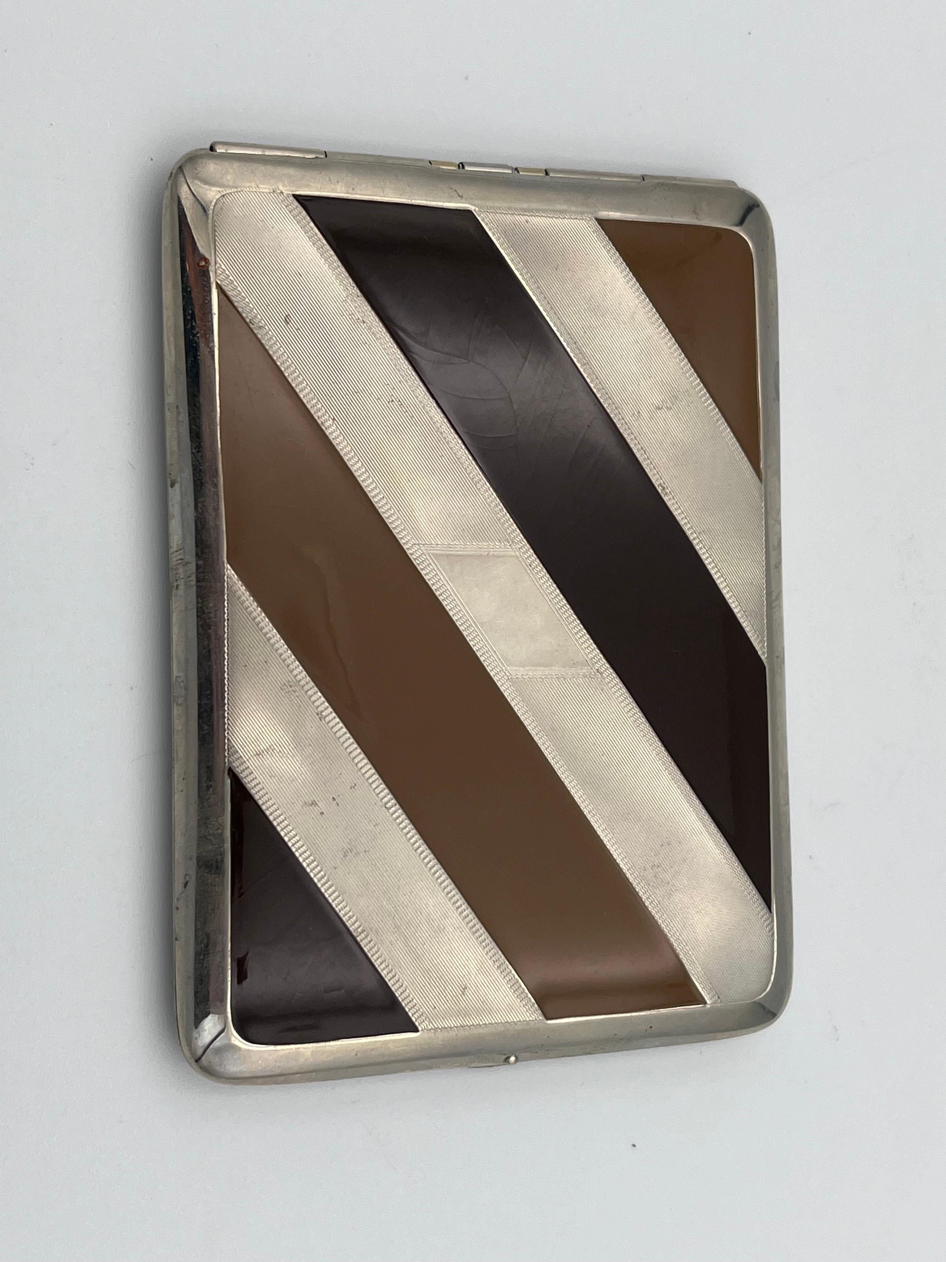 Etui à cigarettes Swanky 1930s American Art Deco Marathon Chocolate & Caramel Brown Enamel Cigarette Case

Étui à cigarettes Art déco et chrome de Marathon, datant des années 1930, présentant des rayures diagonales chocolat et caramel accentuées par