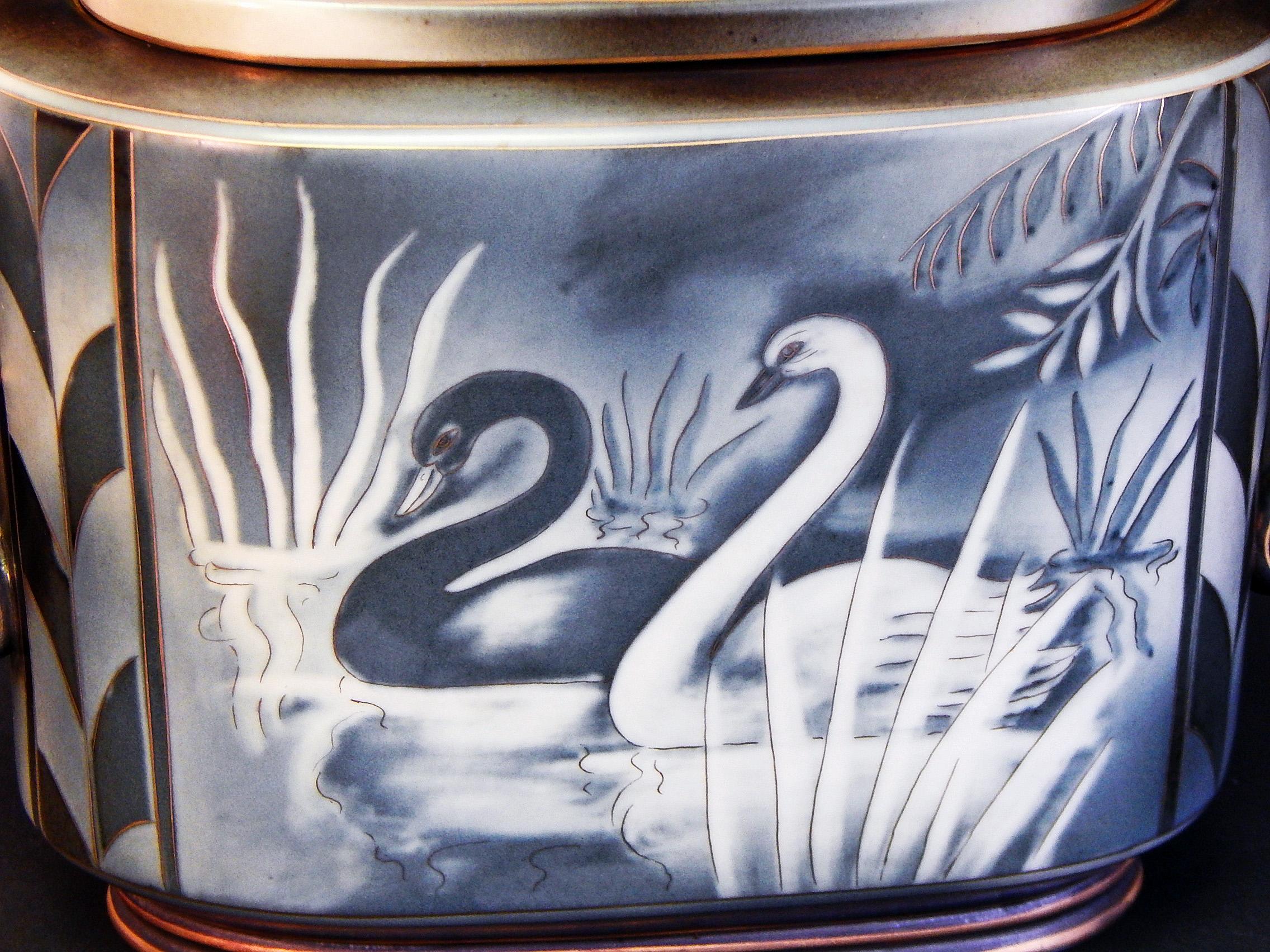 „Schwanen und Zygneten“, bedeutendes Art-Déco-Deckelglas von Nylund, Schweden (Glasiert) im Angebot